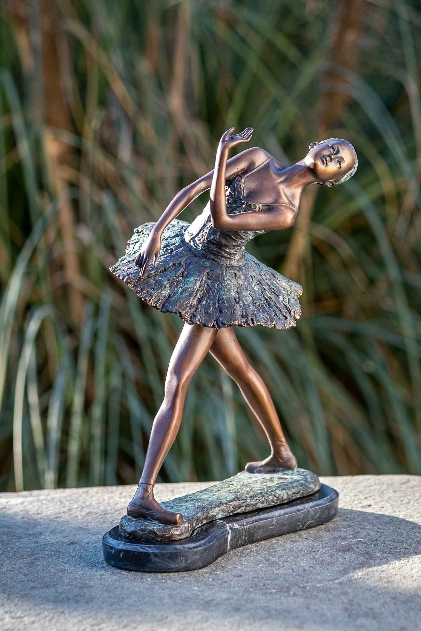 IDYL Gartenfigur IDYL Bronze-Skulptur Ballerine 31 cm, Bronze – sehr robust – Langlebig – witterungsbeständig gegen Frost, Regen und UV-Strahlung. Die Modelle werden in Wachsausschmelzverfahren in Bronze gegossen und von Hand patiniert.