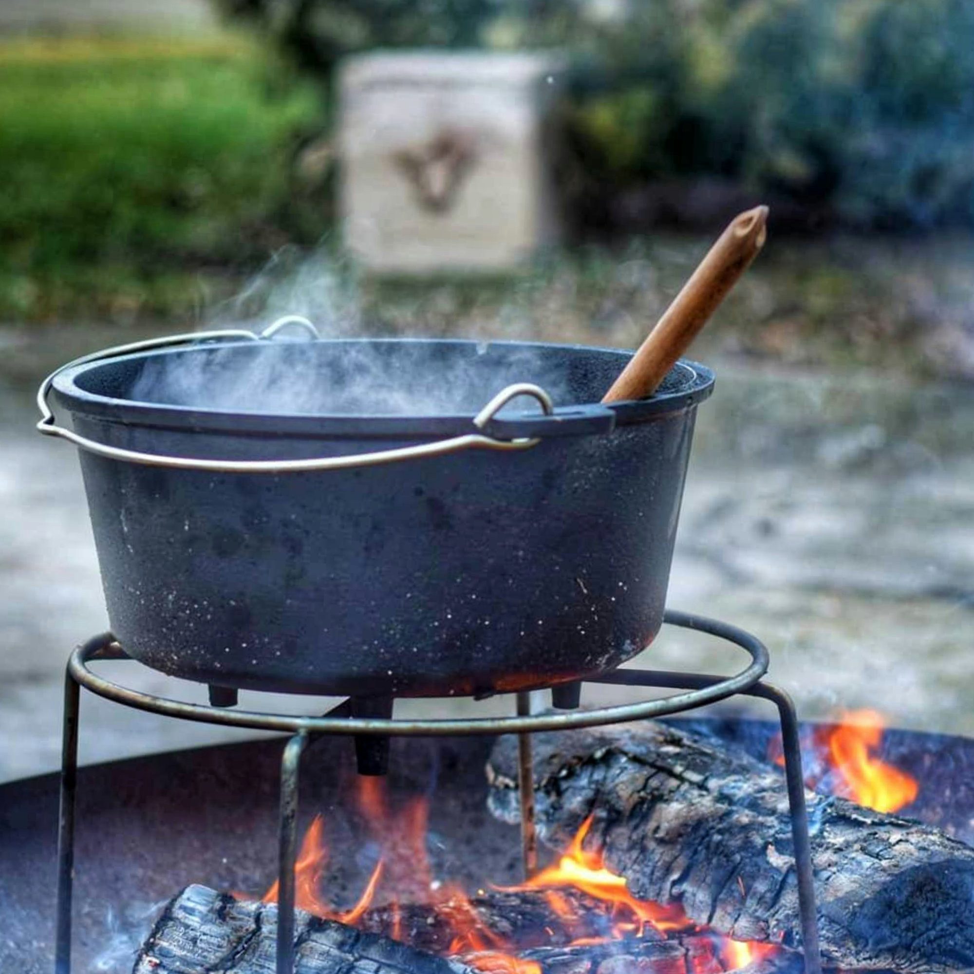 BBQ-Toro Holzkohlegrill Dutch Oven Set 6-teilig mit Holzkiste, mit Topf, Pfanne, Grillrost, Set 6-teilig – Bild 2 von 5