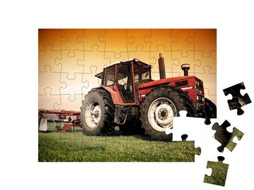 puzzleYOU Puzzle Alter roter Traktor auf der Wiese, Mäharbeiten, 48 Puzzleteile, puzzleYOU-Kollektionen Traktoren