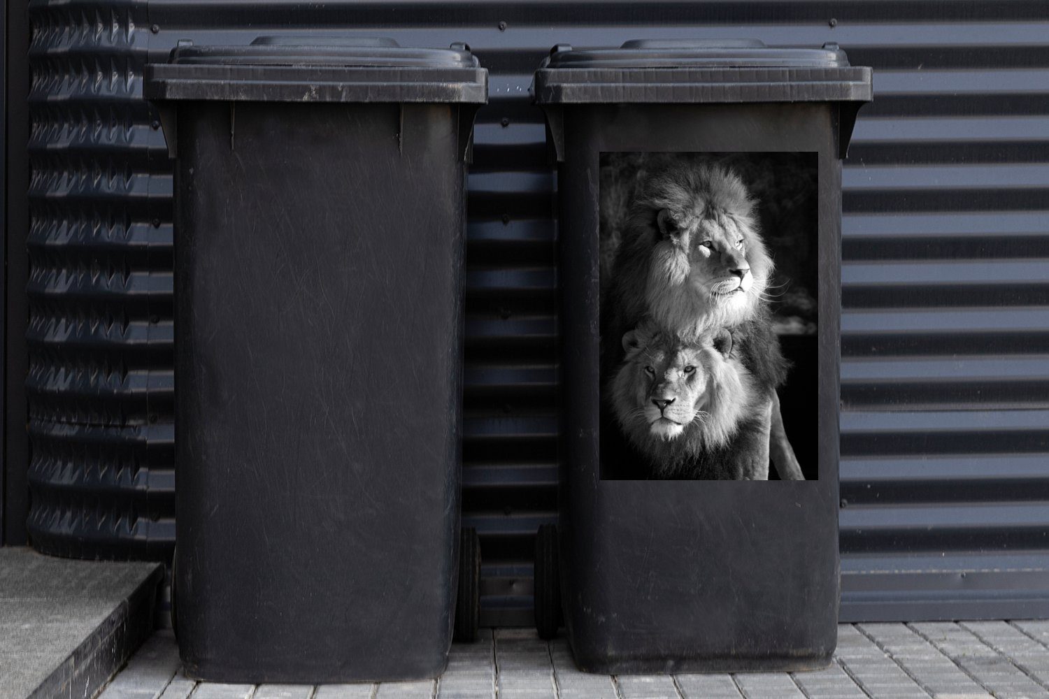 Mülltonne, weiß Zwei Abfalbehälter Löwen - Mülleimer-aufkleber, und Container, (1 MuchoWow schwarz Wandsticker Sticker, St),
