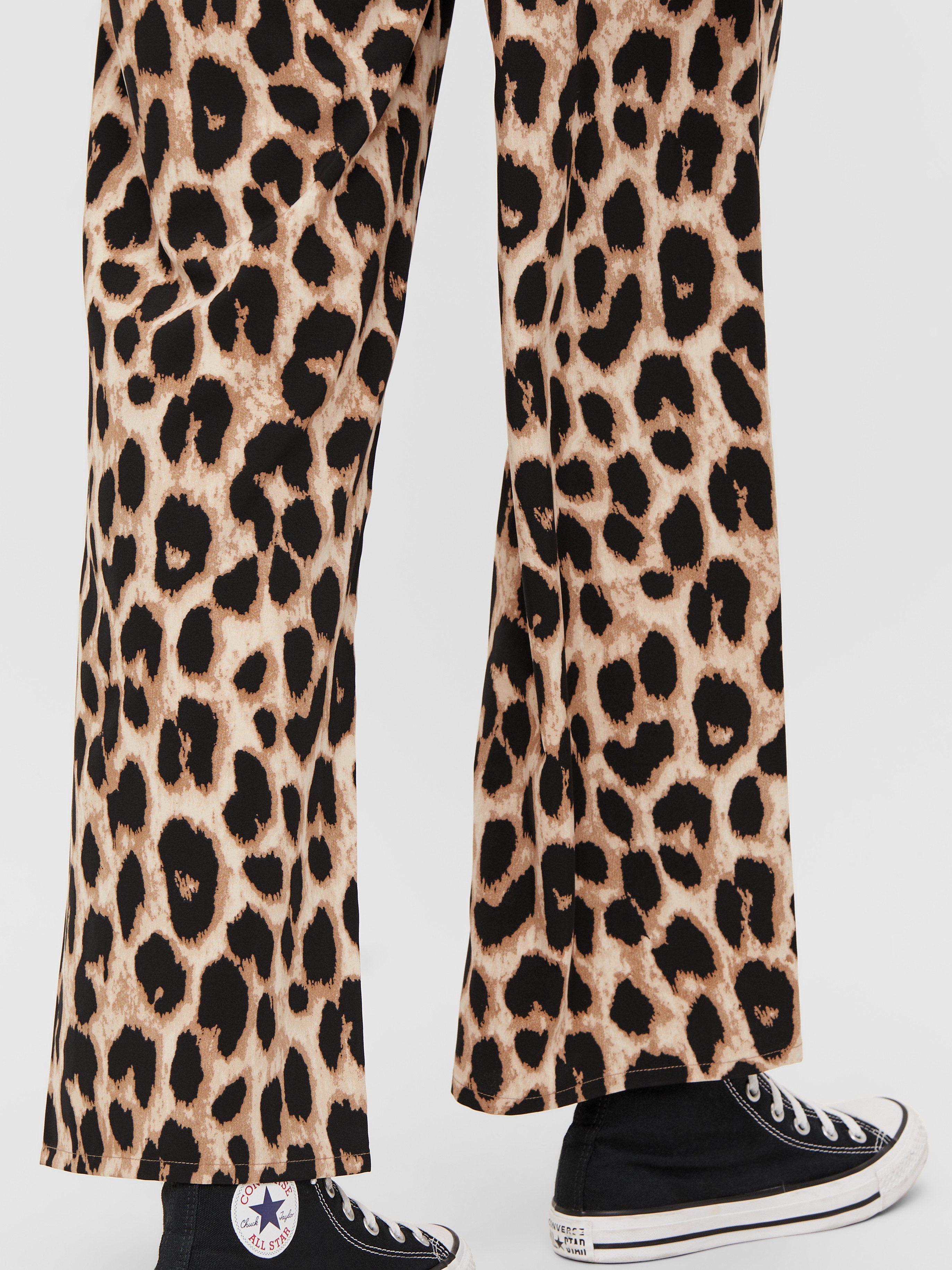 pieces Schlupfhose PCGURLA HW PANTS WVN NOOS BC mit Leo Muster