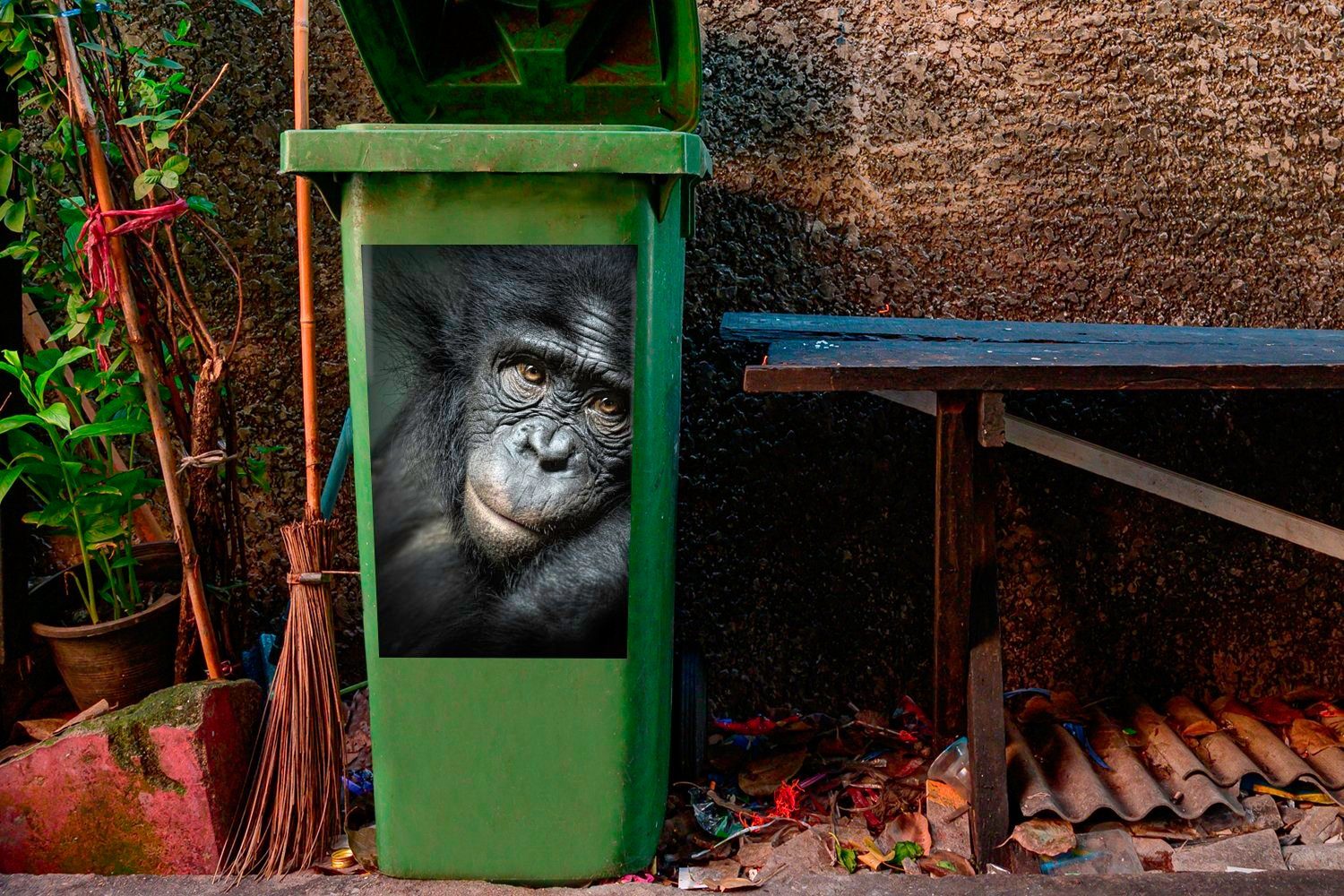 MuchoWow Wandsticker Schimpanse aus Nähe St), Sticker, (1 Abfalbehälter Mülleimer-aufkleber, nächster Mülltonne, Container