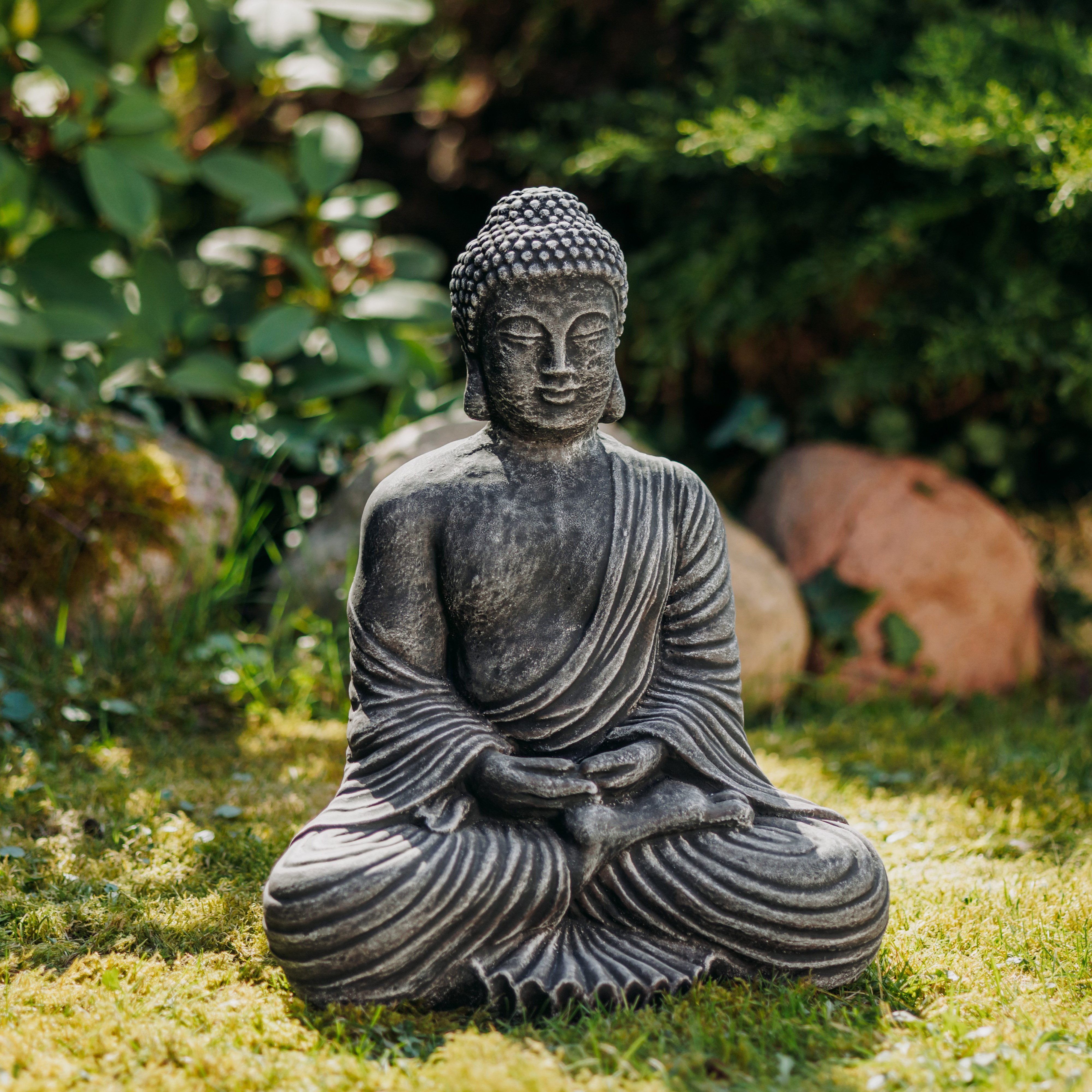 gartendekoparadies.de Gartenfigur Buddha Statue Steinfigur in exklusiver Farbgebung, H. 42 cm, 19 kg, Frostsicher