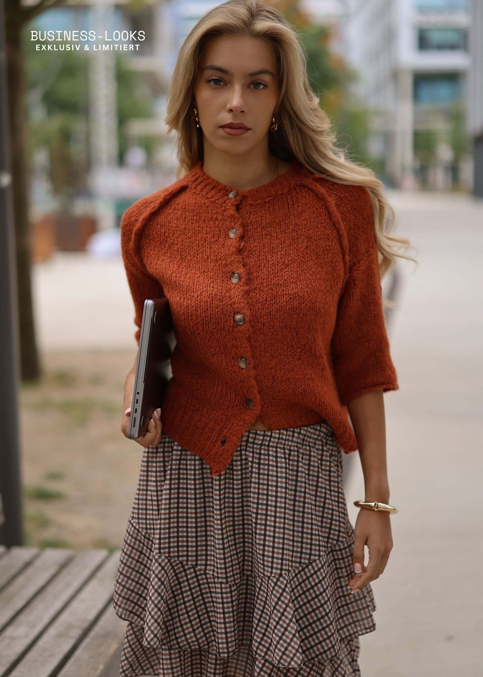 SASSYCLASSY Cardigan Kurzarm Cardigan mit Außennähten Damen Weicher Strickjacke mit Rundhalsausschnitt und Knopfleiste Rostrot