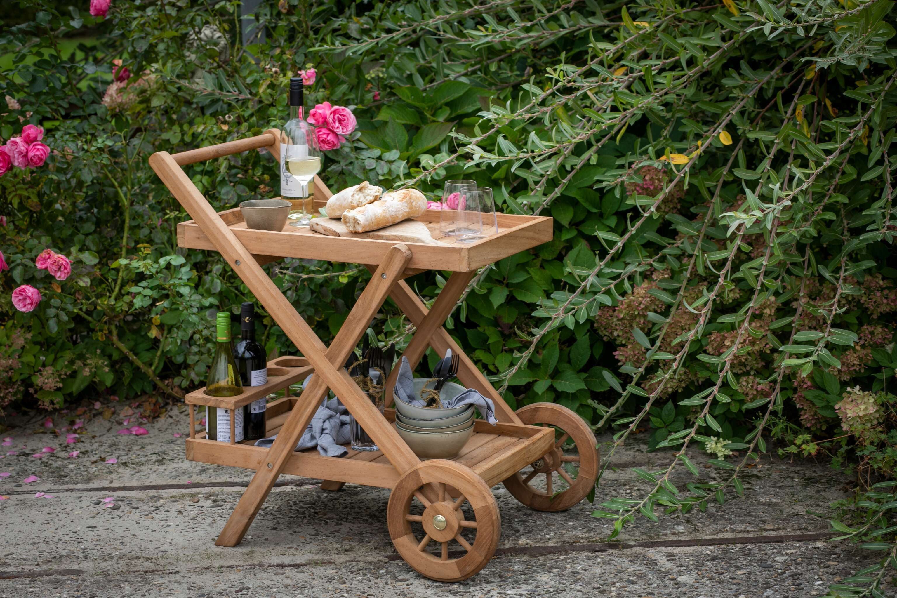 MR.DEKO Servierwagen Teak Chester – Outdoor Beistelltisch mit Rollen, massiv, (Teakholz-Servierwagen für Garten, Terrasse & Balkon, 1 St), Tee- und Getränkewagen, Flaschenhalter, wetterfest & mobil