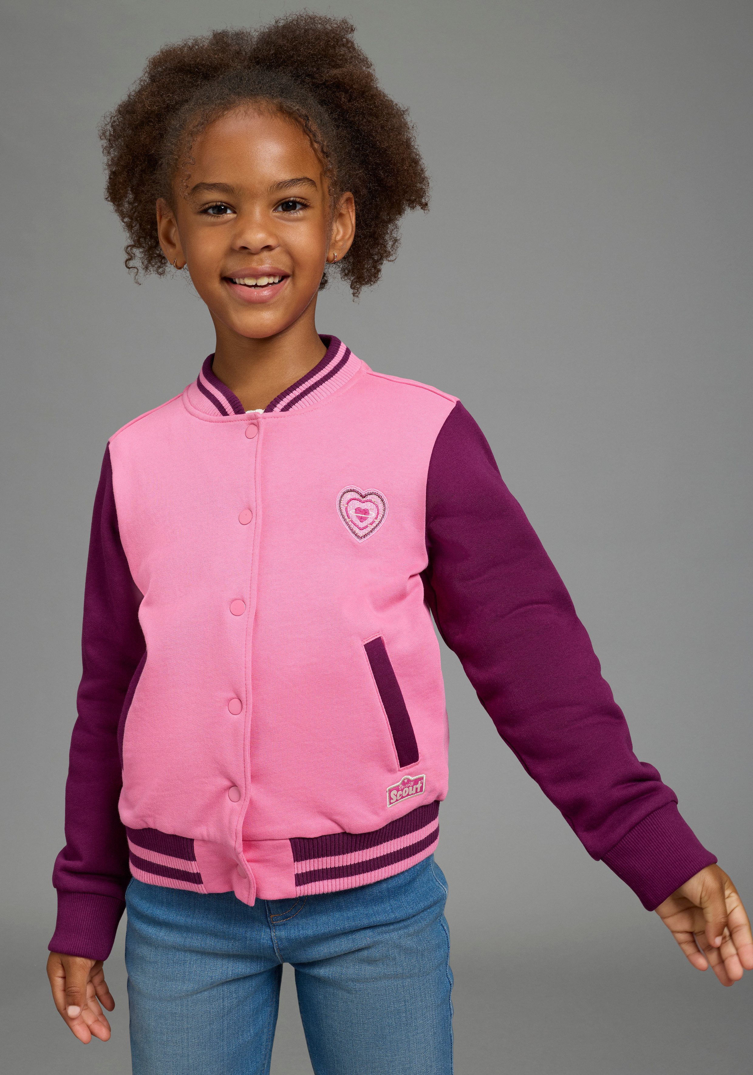 Scout Sweatjacke College-Sweatjacke mit Badge - NEU von SCOUT mit UV-Schutz, aus angerauter Baumwolle, hüftlange Basic-Passform. € 34,99, (€ 34,99 pro 1 Stk).
