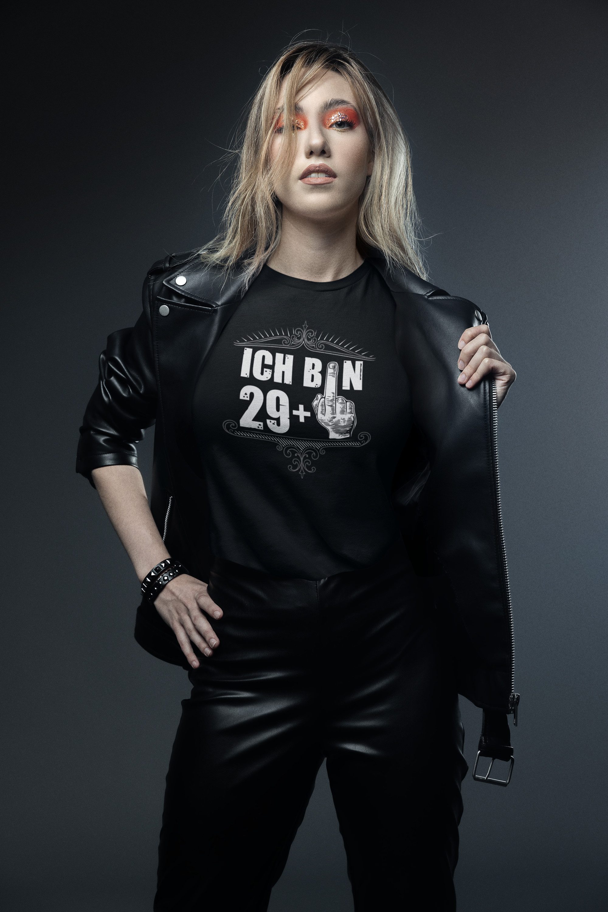Baddery Print-Shirt Geburtstagsgeschenk für Frauen: "Ich bin 29+" - Damen 30. Geburtstag, hochwertiger Siebdruck, aus Baumwolle