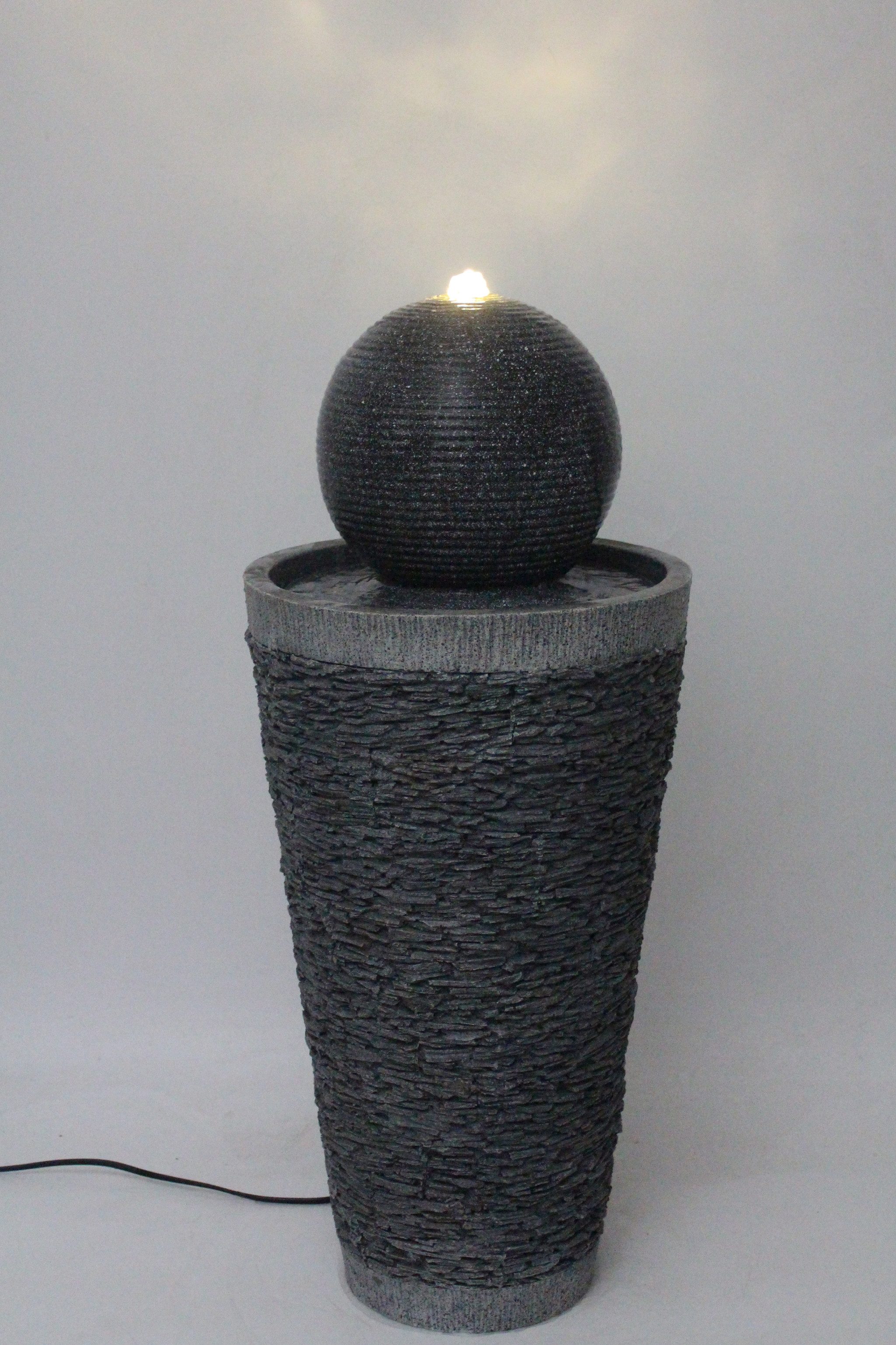 Arnusa Gartenbrunnen Springbrunnen mit LED Beleuchtung Kugel Brunnen Gartendeko, 30,5 cm Breite, Steinoptik Komplett-Set