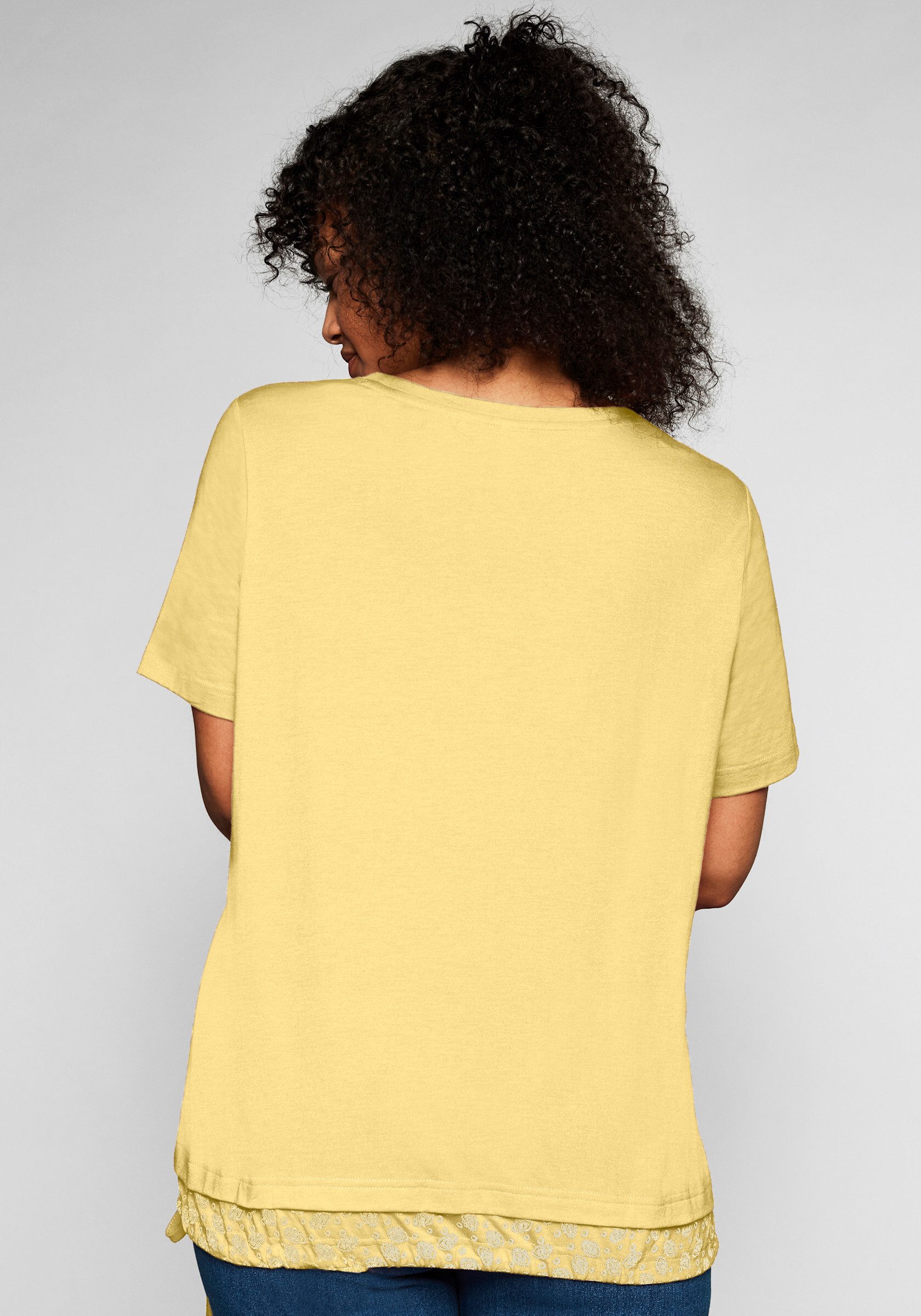 Sheego T-Shirt T-Shirt Kurzarm in 2-in-1-Optik mit Print und Tunnelzug