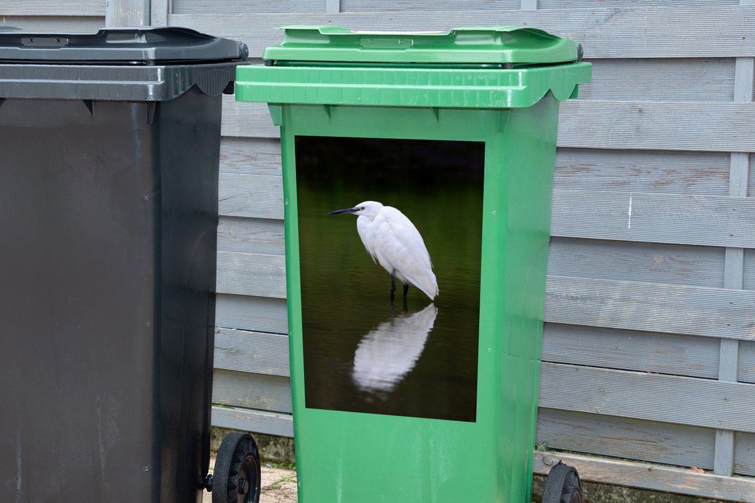 Abfalbehälter Wandsticker stehend MuchoWow Sticker, St), (1 Wasser Mülleimer-aufkleber, Mülltonne, Container, im Seidenreiher