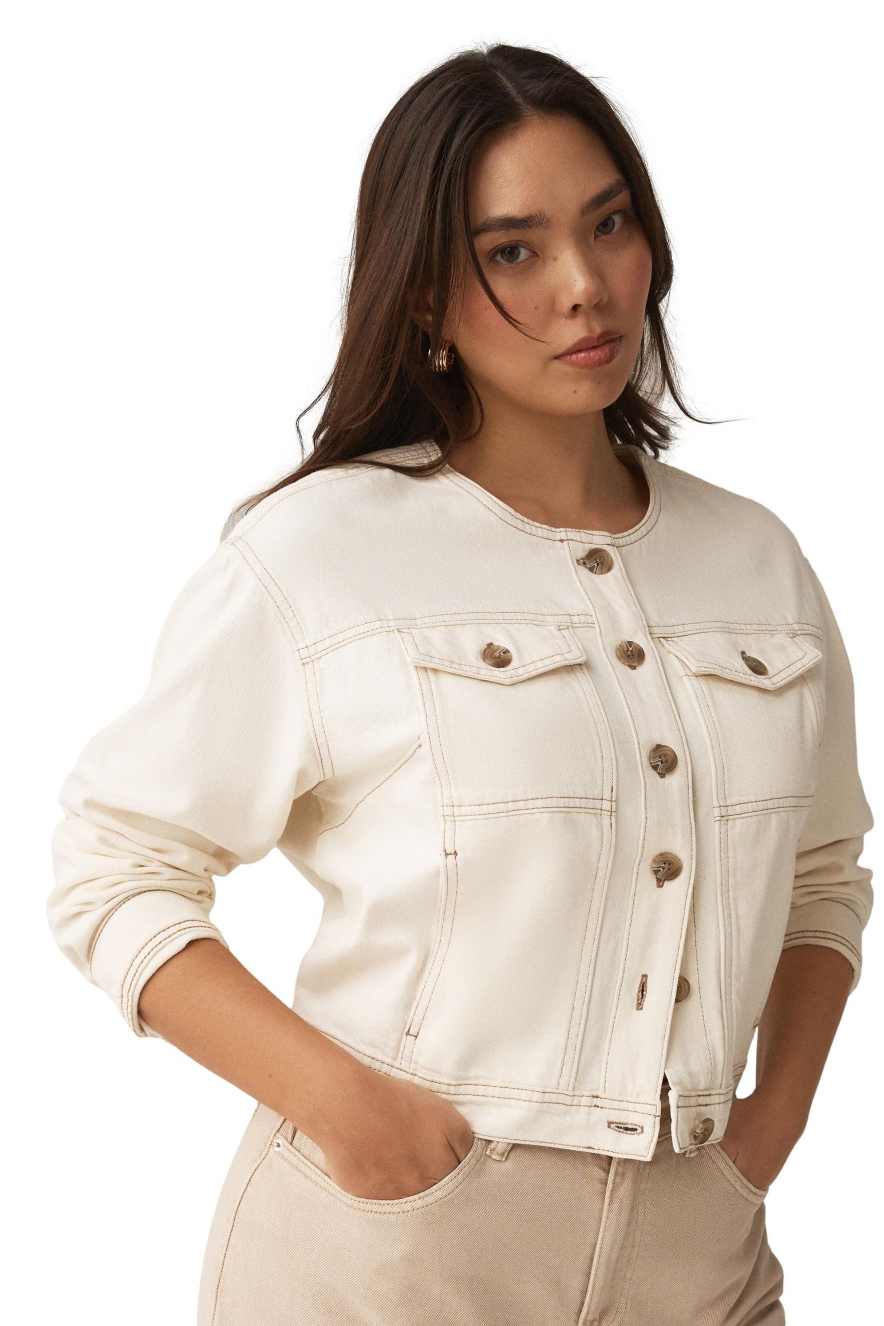 Next Jeansjacke Kragenlose Jeansjacke für die vollere Brustpartie (1-St)