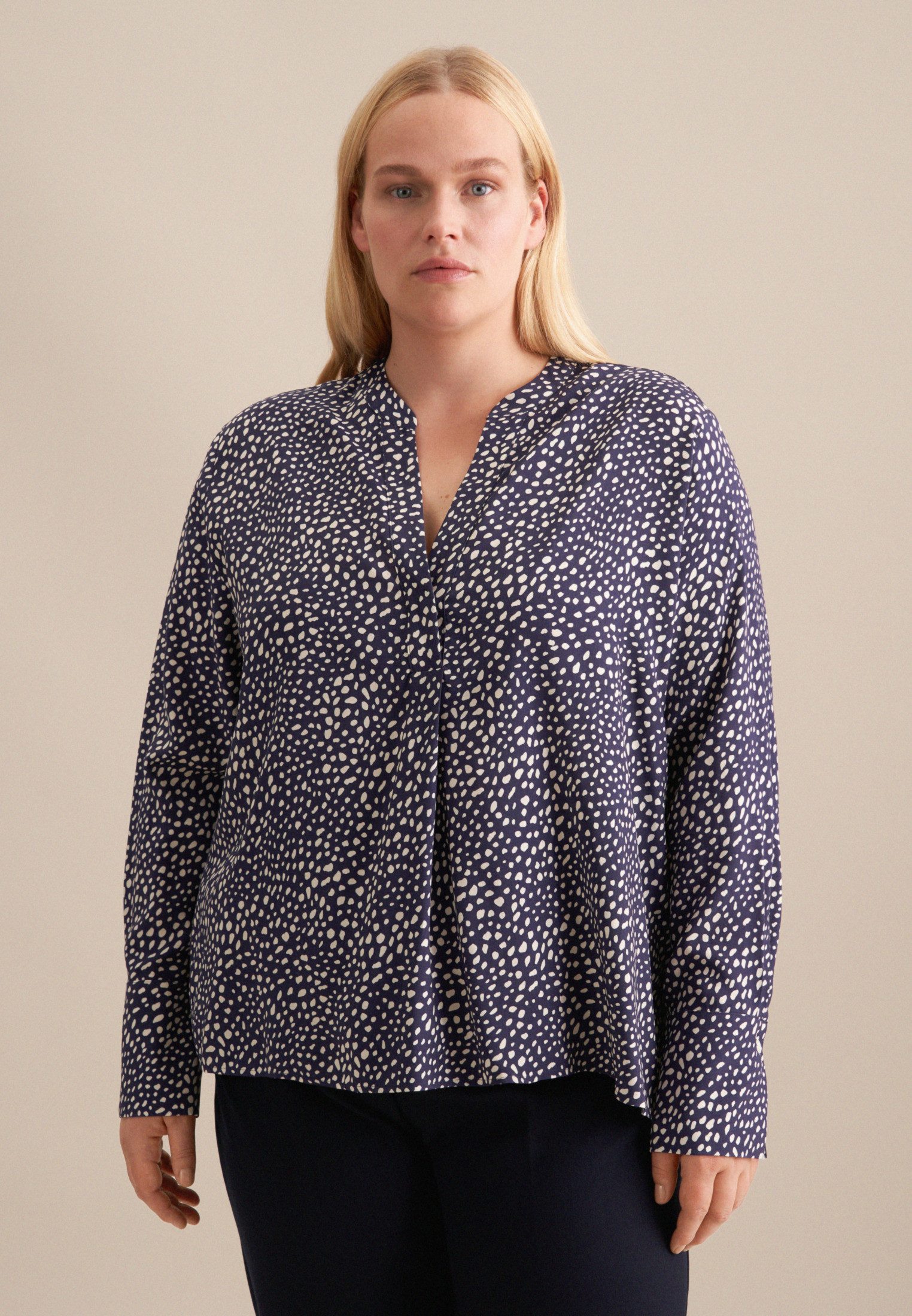 Klassische Bluse Schwarze Rose