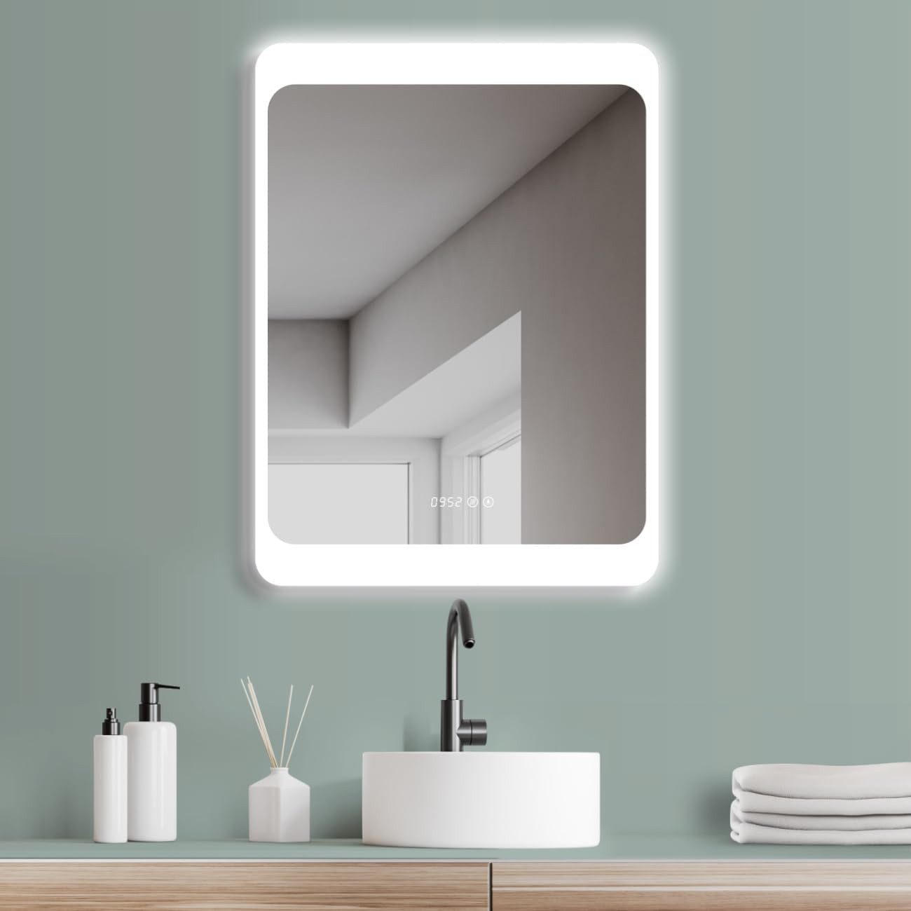 HOKO Badspiegel LED Antibeschlag Wandspiegel 50x70/60x80cm+Digital Uhr+LED Wechsel (Warmweiß - Kaltweiß - Neutral. Licht mit Touch Schalter und mit Wandschalter einschaltbar. Memory-Funktion.IP44, 5mm HD Glass)