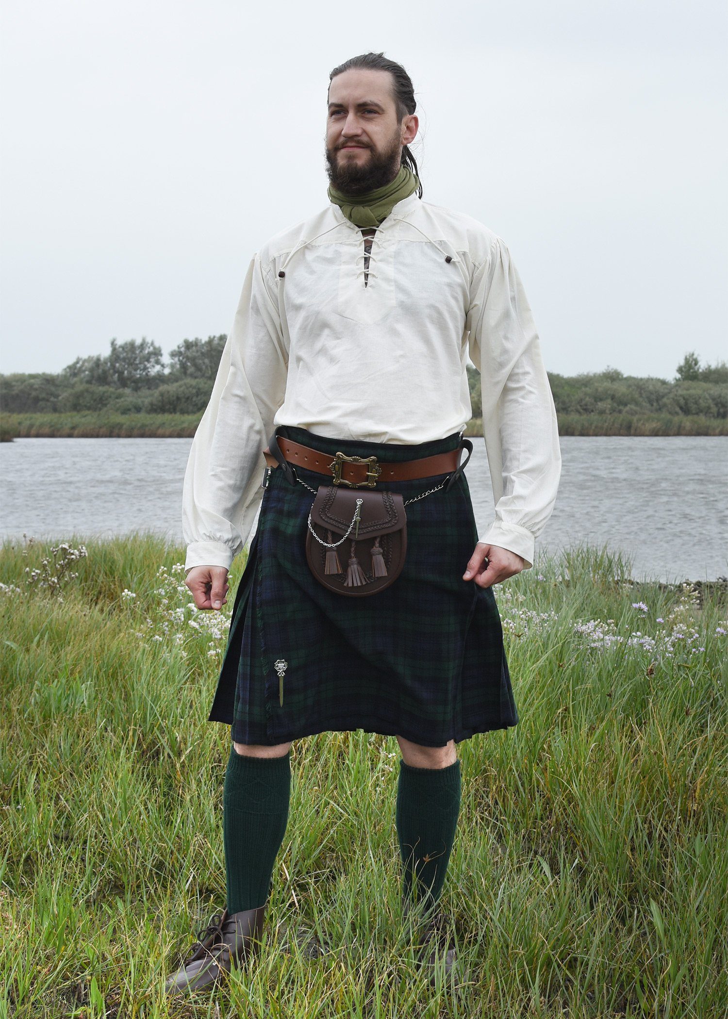 Battle Merchant Wikinger-Kostüm Schottenrock, 8 Yard Kilt mit Black Watch Tartan