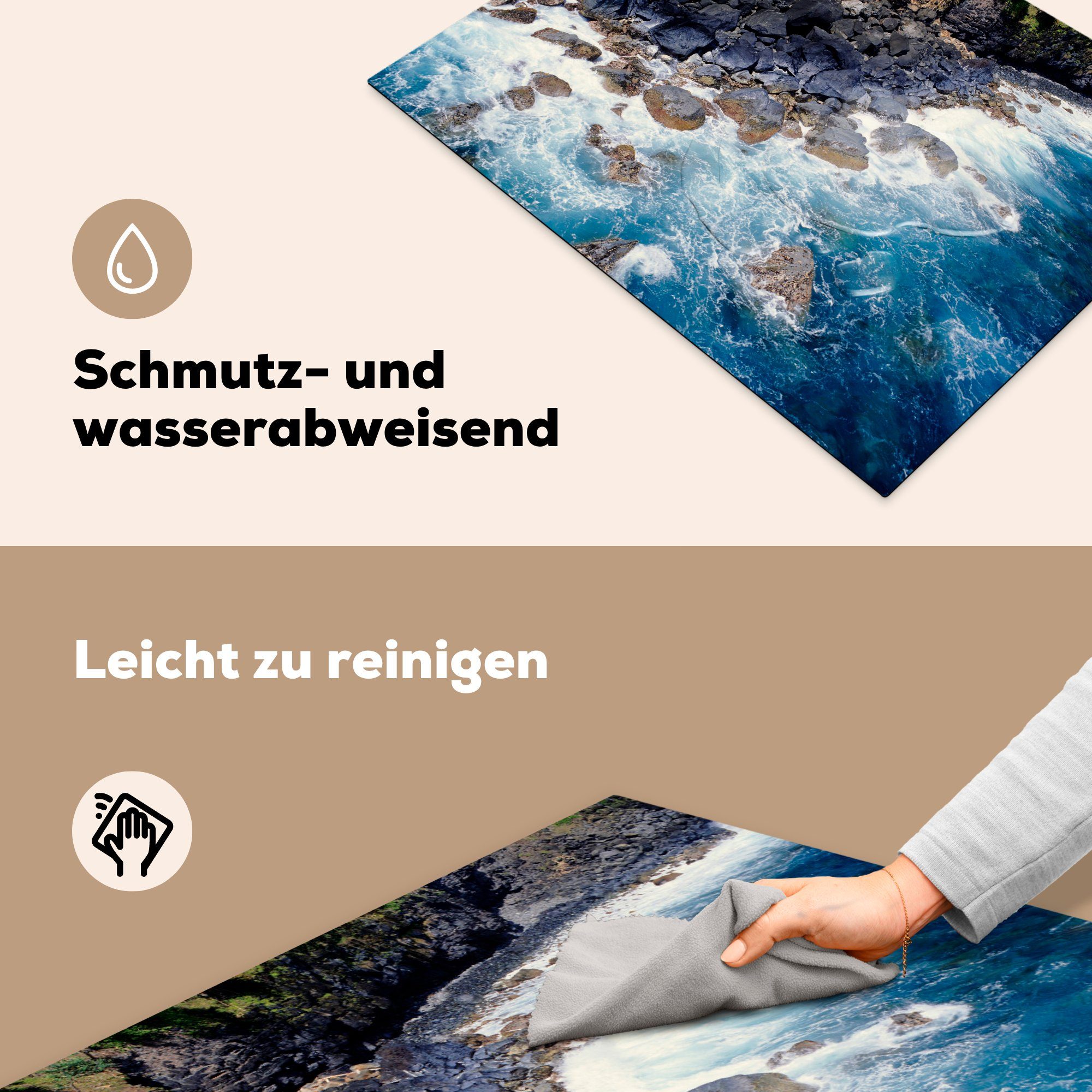 Vinyl, 70x52 Eine felsige Mobile tlg), Wasser, mit Ceranfeldabdeckung Arbeitsfläche nutzbar, Herdblende-/Abdeckplatte dunklem (1 Küste MuchoWow cm,