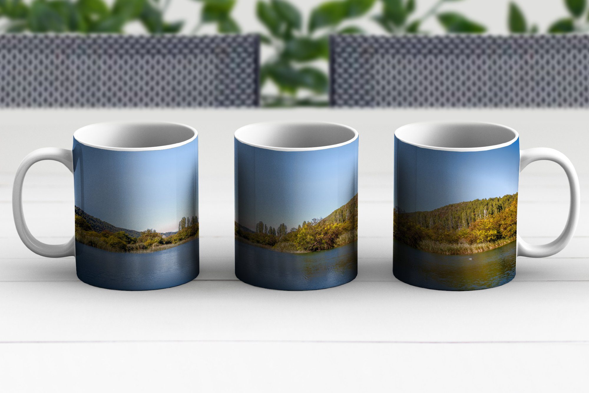 MuchoWow in Teetasse, Teetasse, der Becher, Landschaft Geschenk Keramik, Die ruhigen der Nähe Tasse Kaffeetassen, des, hügeligen Gewässer