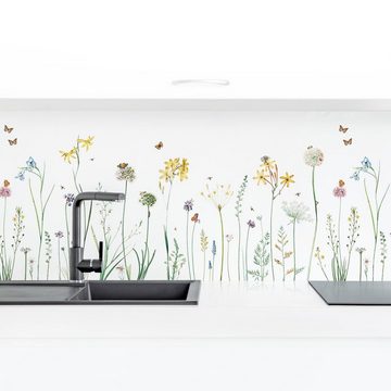 Bilderdepot24 Küchenrückwand weiß Blumen Natur Tanzende Schmetterlinge auf Wildblumen, (1-tlg., Nischenrückwand - für Fliesenspiegel ohne Bohren - matt), Spritzschutz Rückwand Küche Herd - Folie selbstklebend versch. Größen