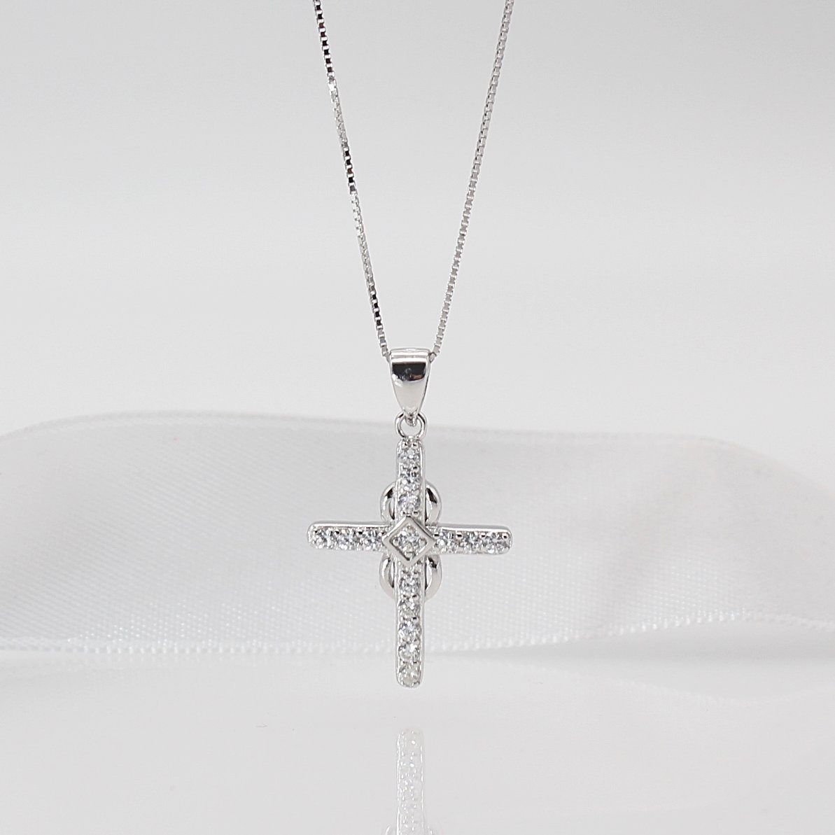 ELLAWIL Kreuzkette Damen Halskette mit Kreuzanhänger Kreuz Silberkette Kreuzkette (Sterling Silber 925, Kettenlänge 40 cm), inklusive Geschenkschachtel