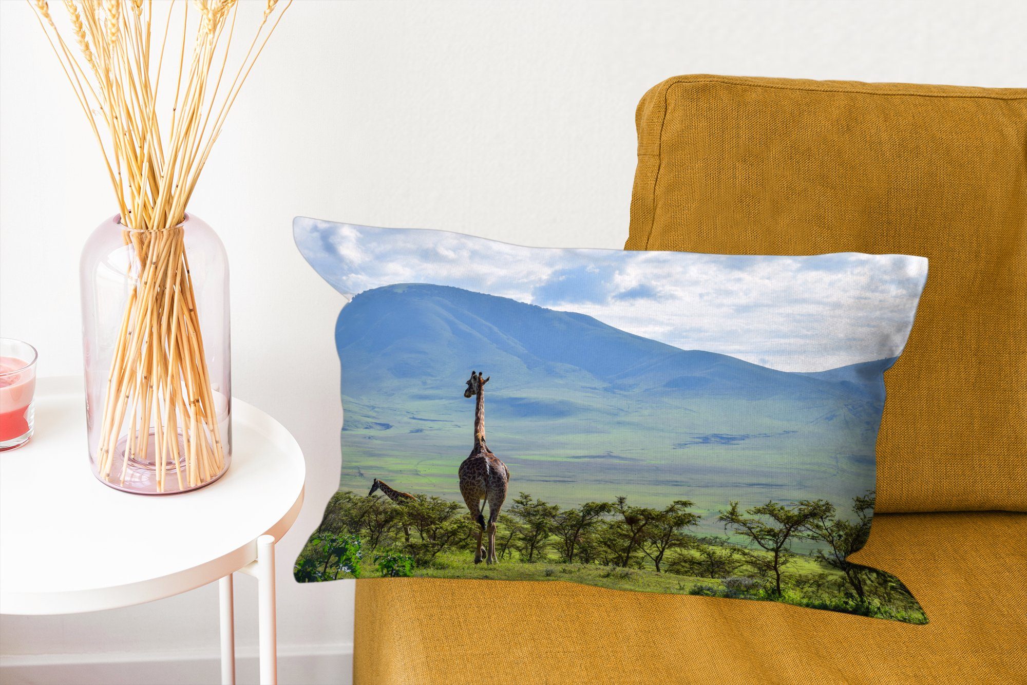 Füllung, zwischen Schlafzimmer Bäumen Giraffen im Ngorongoro-Krater, Wohzimmer den Dekokissen MuchoWow mit Dekokissen Dekoration, Zierkissen,