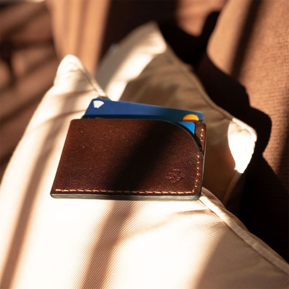 QIRAS Geldbörse Duke - (1-tlg), Portemonnaie ausgewähltem Zeitloses Smart Braun Klein Wallet Leder. aus Design, Extra sorgfältig Kartenetui Geldbörse handgenäht