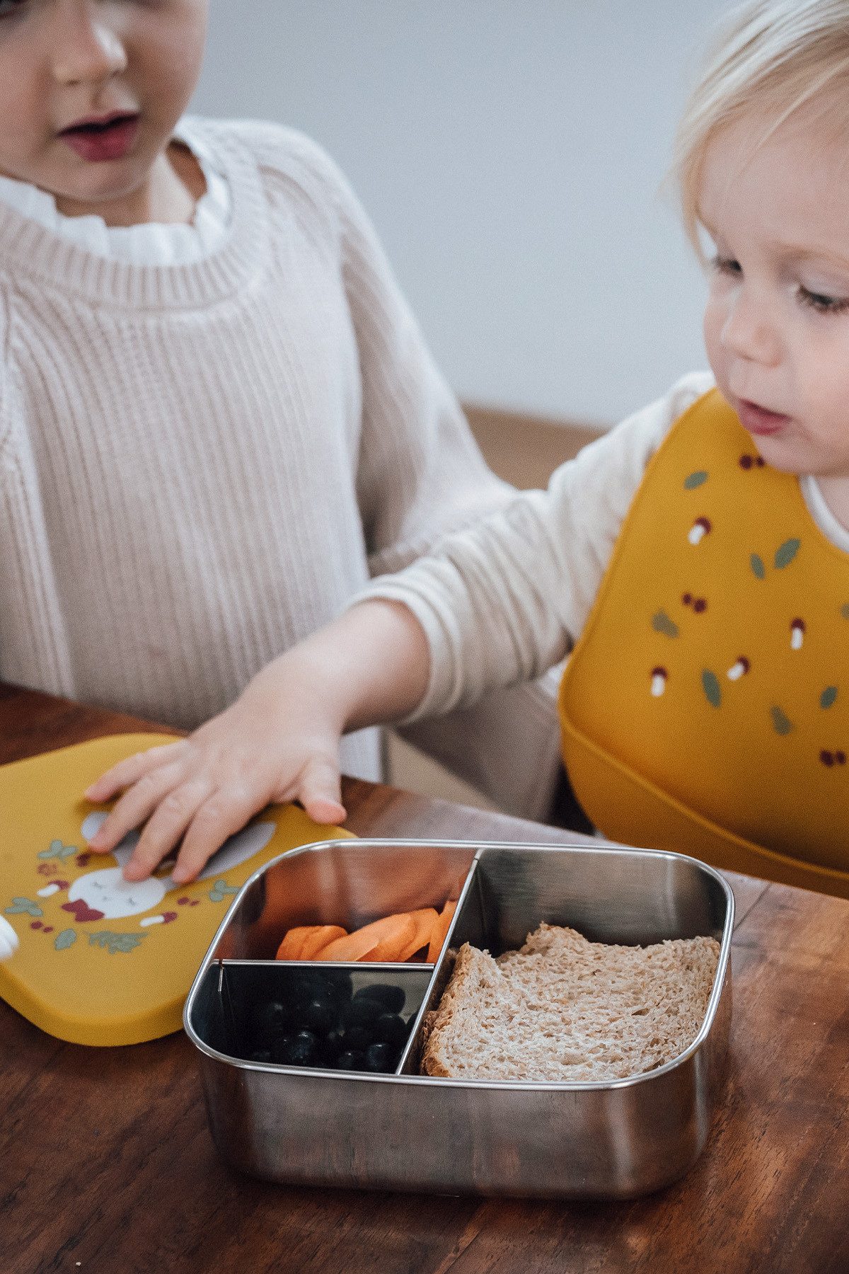 kikadu Lunchbox, Box: Stainless Steel, Lid: 100% Silicone, (1-tlg), Hase Mustard aus Edelstahl mit BPA-freiem Silikondeckel