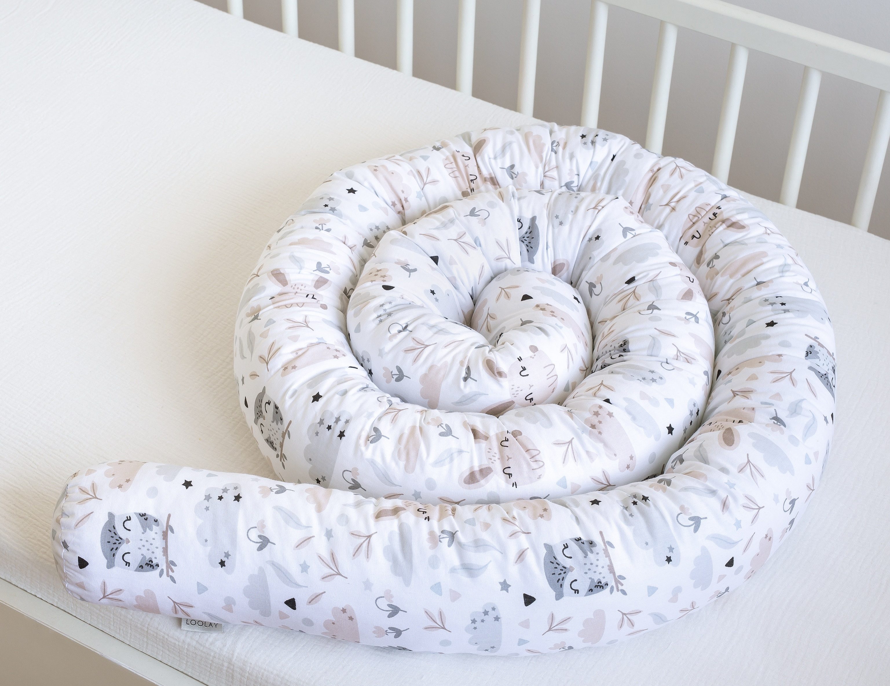 Loolay Nestchenschlange HASE EULE Beige Weiß Baumwolle Multifunktion PREMIUM Bettschlange, (Bettumrandung Krabbeldecke Babybett Umrandung Schlange Bett Kopfschutz, Zierkissen Bettrolle Dekokissen Zugluftstopper - Super GESCHENK), LOOLAY® - 100% Europäische Stoffe und Kleinserien-Nähen!