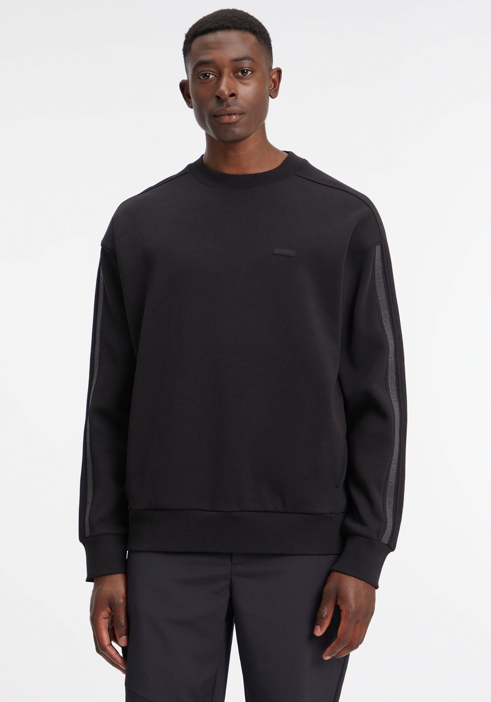 Calvin Klein Sweatshirt TAPE LOGO mit am schwarz SWEATSHIRT COMFORT Ärmel Logo-Streifen