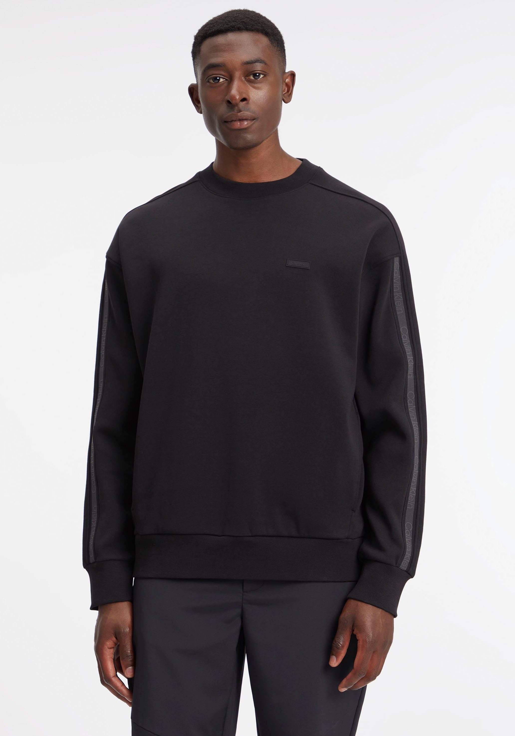 Logo-Streifen am mit Sweatshirt SWEATSHIRT COMFORT LOGO Calvin Klein TAPE Ärmel