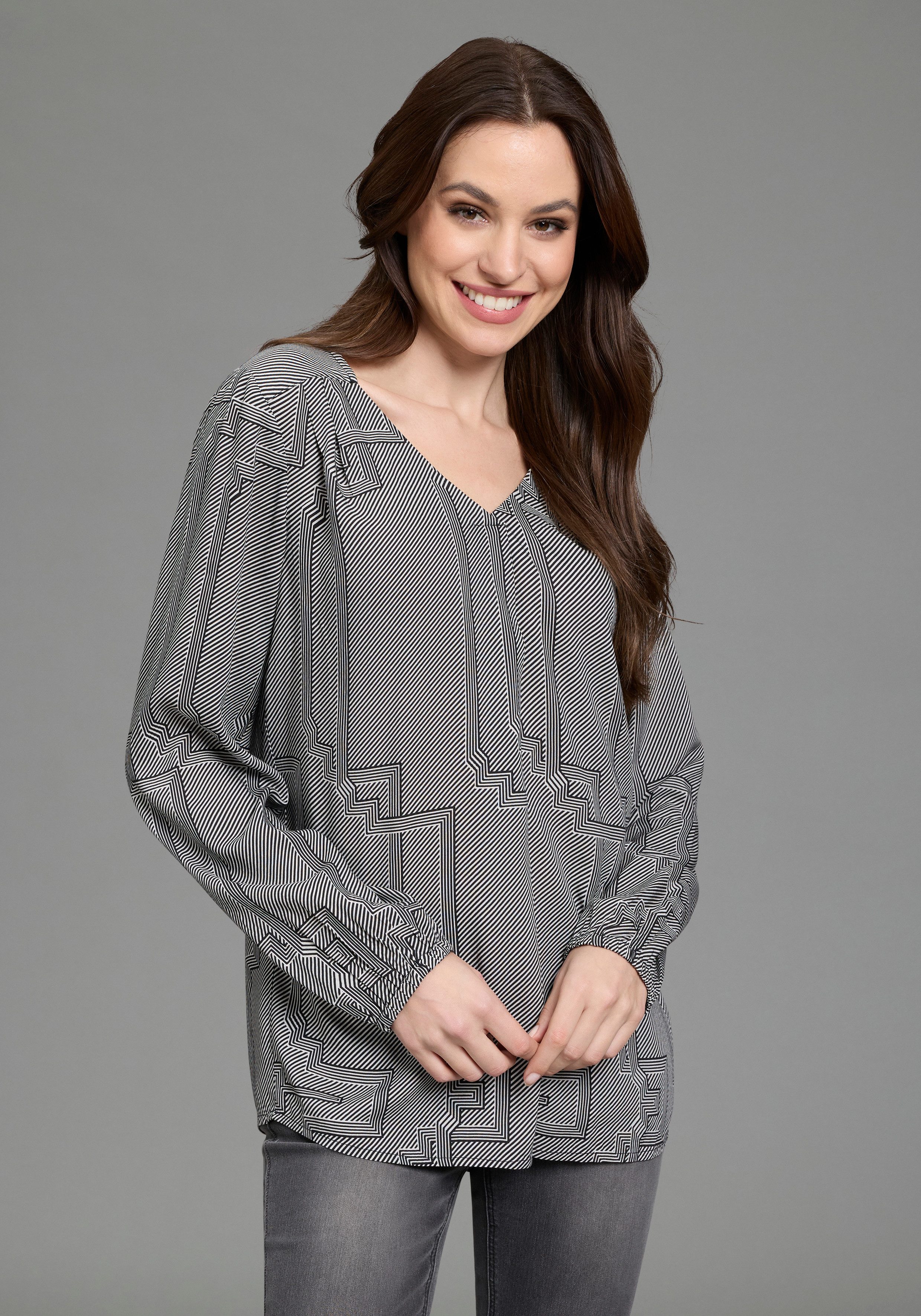 DELMAO Schlupfbluse in femininer Form. € 39,99, (€ 39,99 pro 1 Stk).