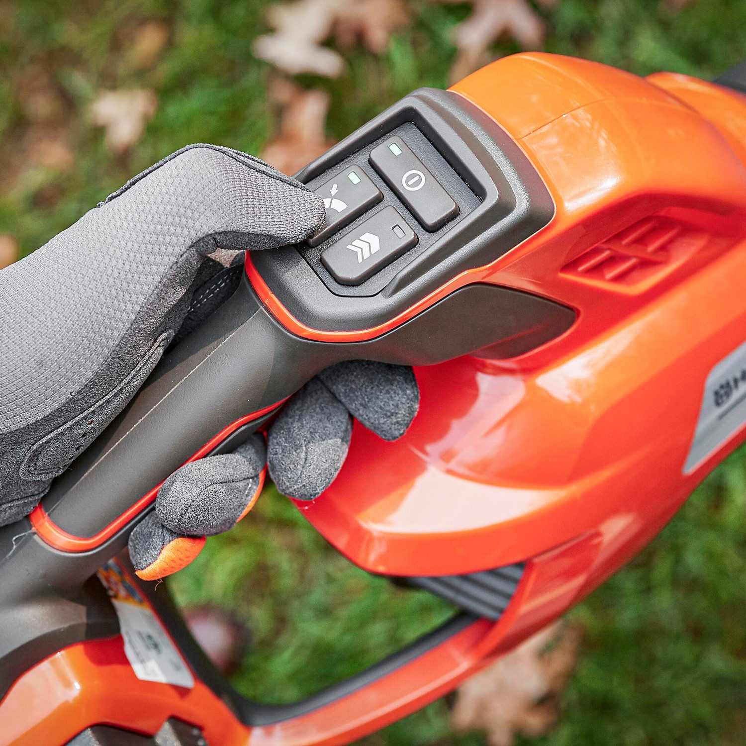 Husqvarna Akku-Laubbläser 230iB, starker Luftstrom, Boost-Modus und Tempomat – Bild 5 von 5