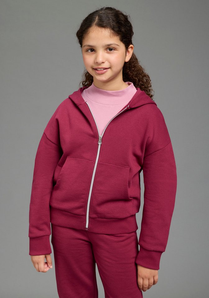 KIDSWORLD Kapuzensweatjacke Lässige Sweatjacke mit kleinem Herz-Stickerei am Ärmel Must-Have Basic Sweatjacke mit kleiner Deko-Stickerei, lockere Form