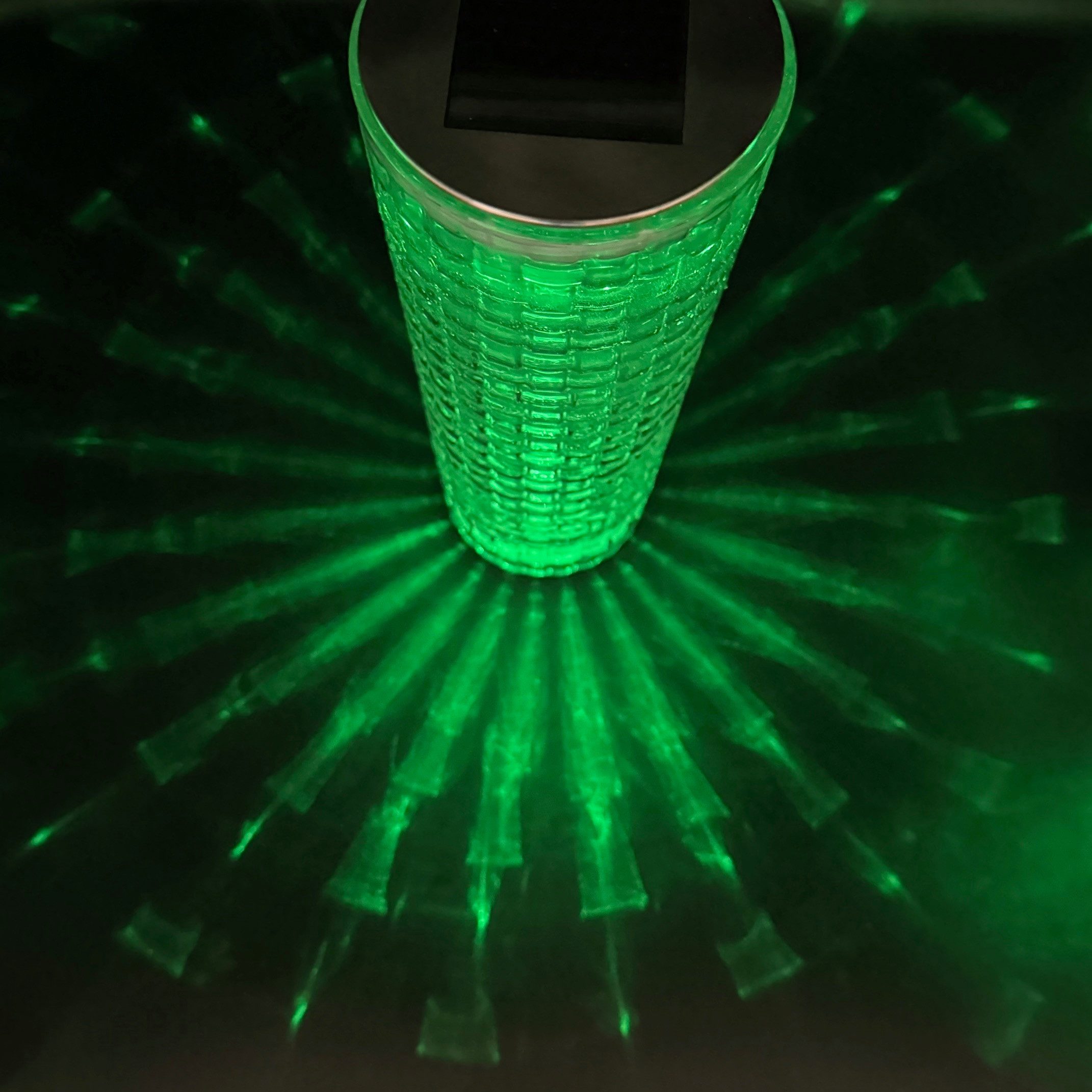 Online-Fuchs LED Außen-Tischleuchte - Solarleuchte Vase aus Glas in Rattanoptik mit Solar-Beleuchtung, wunderschönes Lichtspiel, Warmweiß oder Farbwechsel wählbar, Dekoration für Garten, Terrasse und Balkon