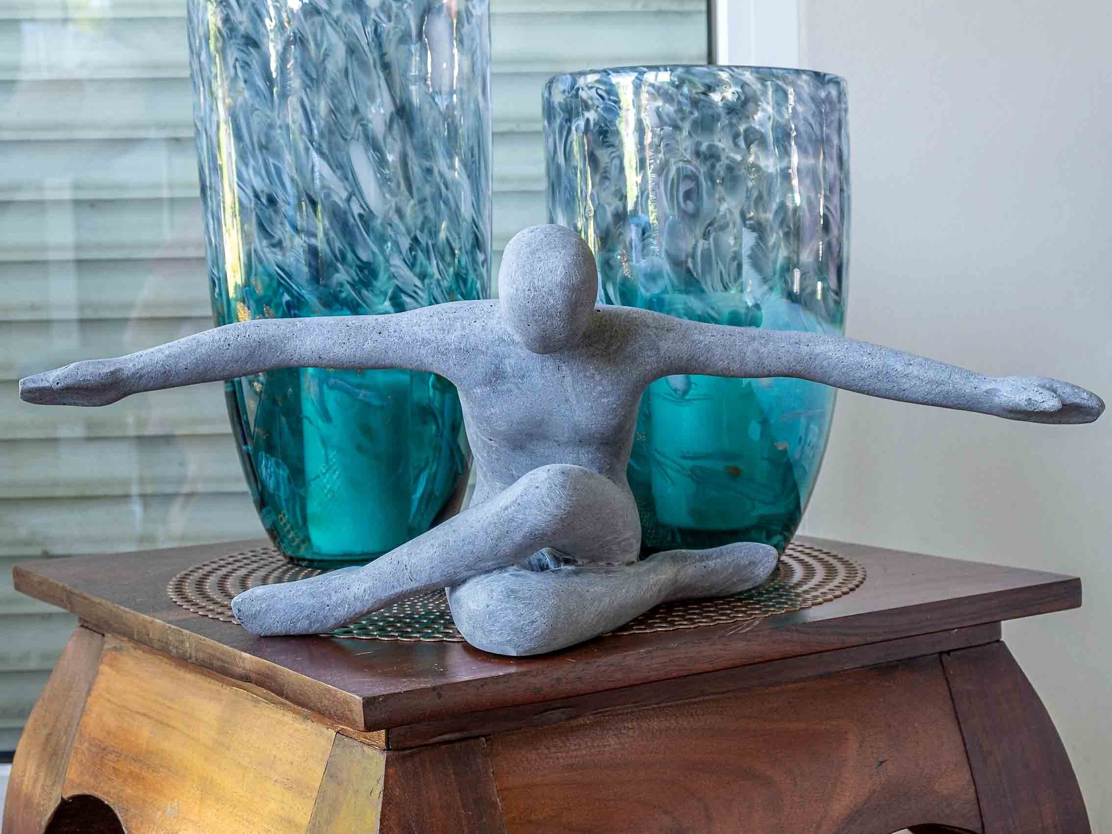IDYL Dekofigur IDYL Sandstein-Skulptur Flying Man, Diese Figuren fallen auf durch ihre Schlichtheit und Eleganz
