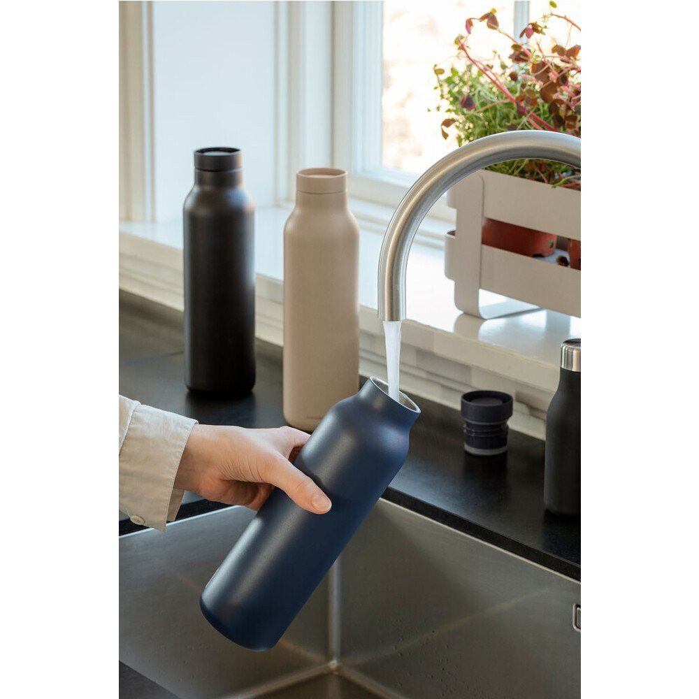 Eva Solo Thermoflasche Thermoflasche 0,7 l Urban To Go Black, Thermoflasche, Ø8cm, 90 % recycelter Edelstahl, schwarz