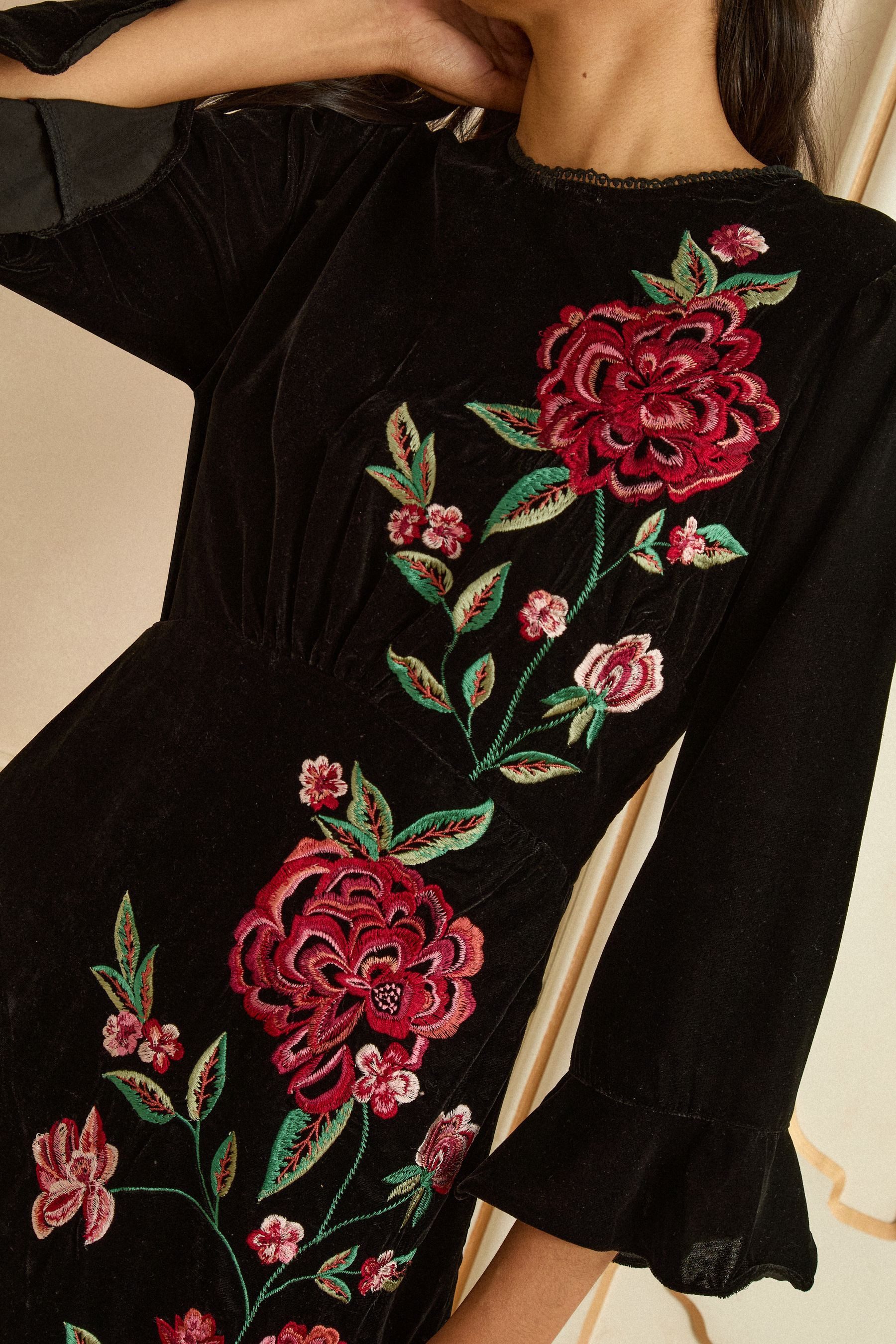 Love & Roses Samtkleid Love & Roses Samt-Minikleid mit Rosenstickerei (1-tl günstig online kaufen