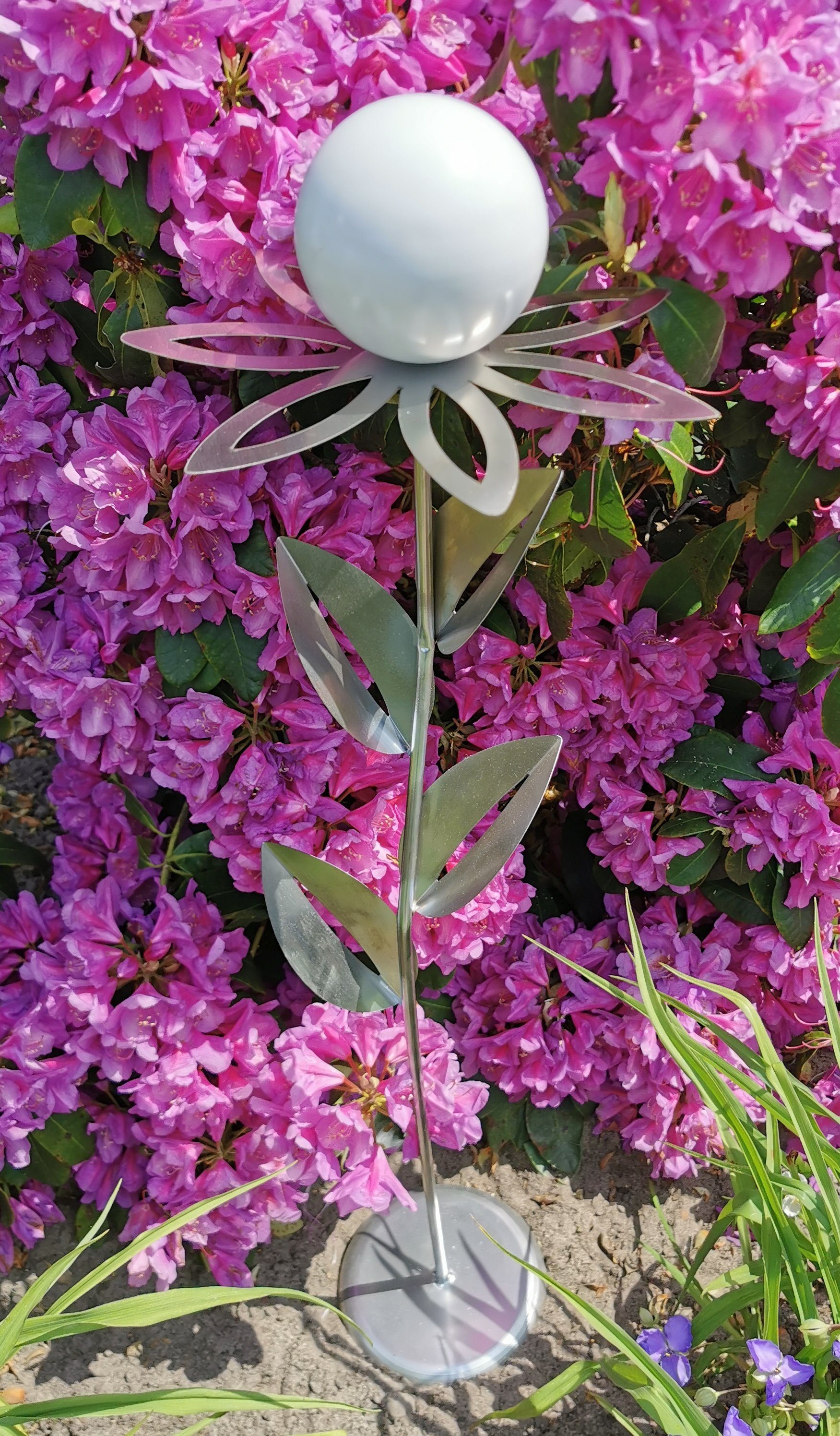 Jürgen Bocker Garten-Ambiente Gartenstecker Skulptur Blume Paris Edelstahl matt 77 cm mit Kugel und Standfuß weiß