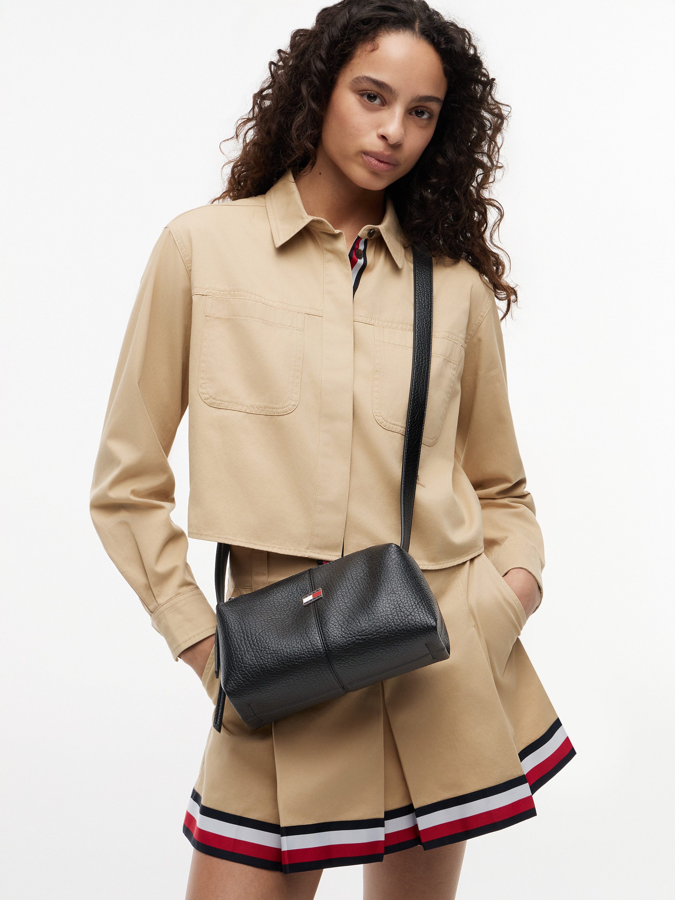 Tommy Jeans Umhängetasche TJW SLOUCHY CITY CAMERA BAG, Unisex Schultertasche, Kamerabag mit Logoflaggen-Emblem
