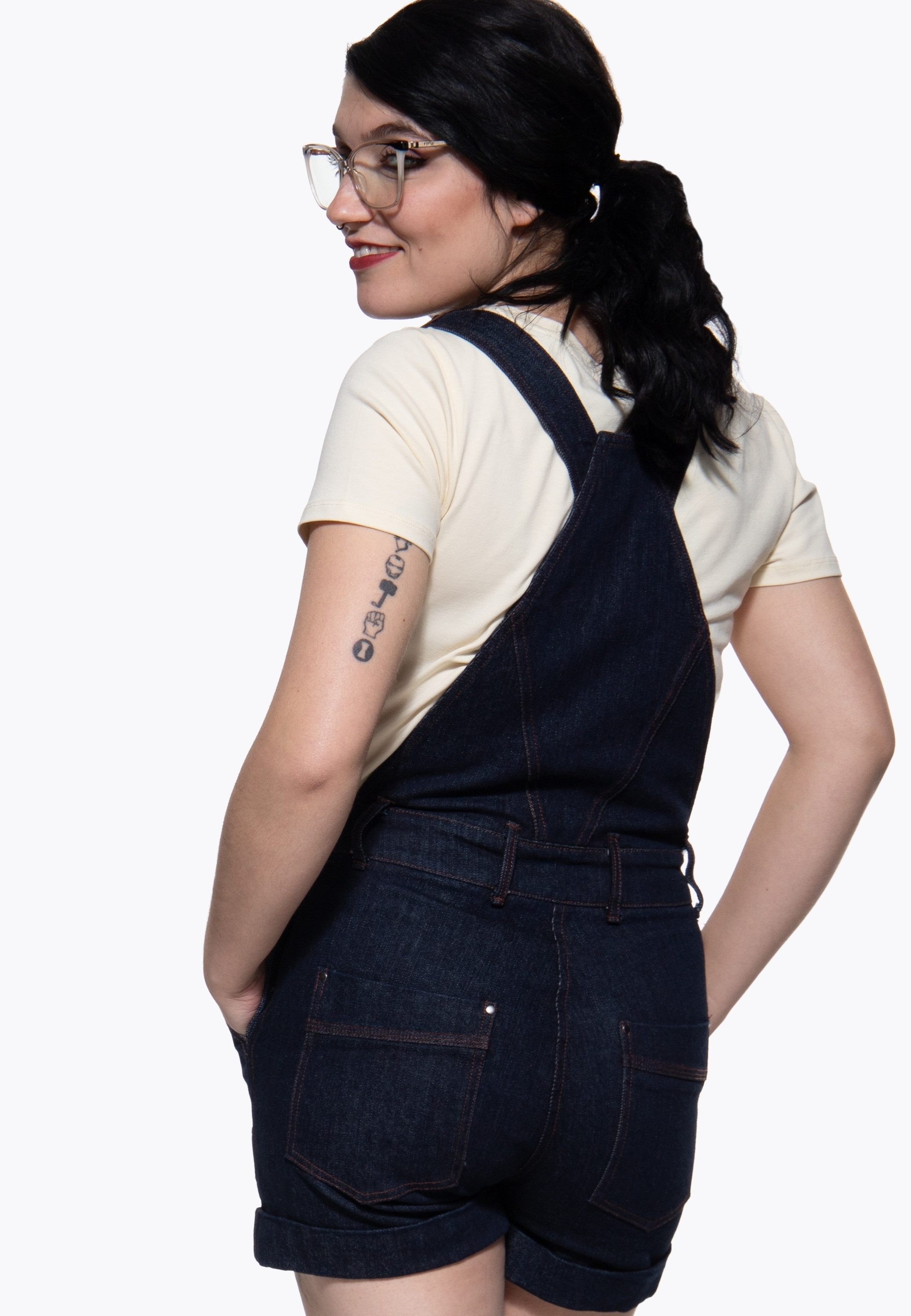 QueenKerosin Latzjeans Josie mit gekrempelten Beinabschlüssen