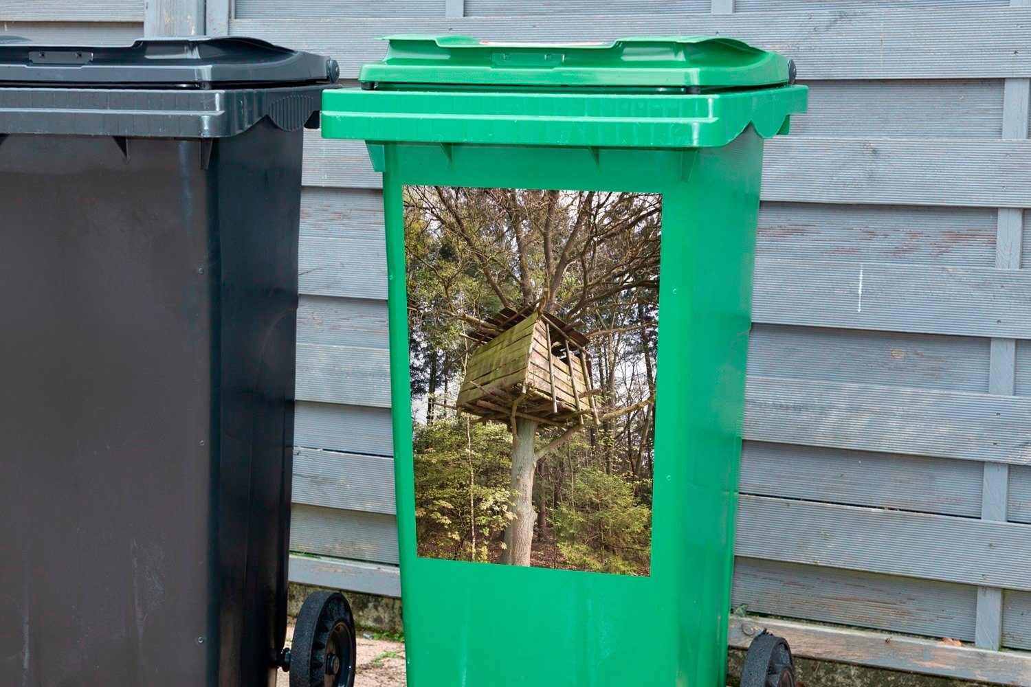Ein Baumhaus in oben Mülltonne, St), Abfalbehälter einem Container, MuchoWow Mülleimer-aufkleber, Sticker, Wandsticker Baum hoch (1