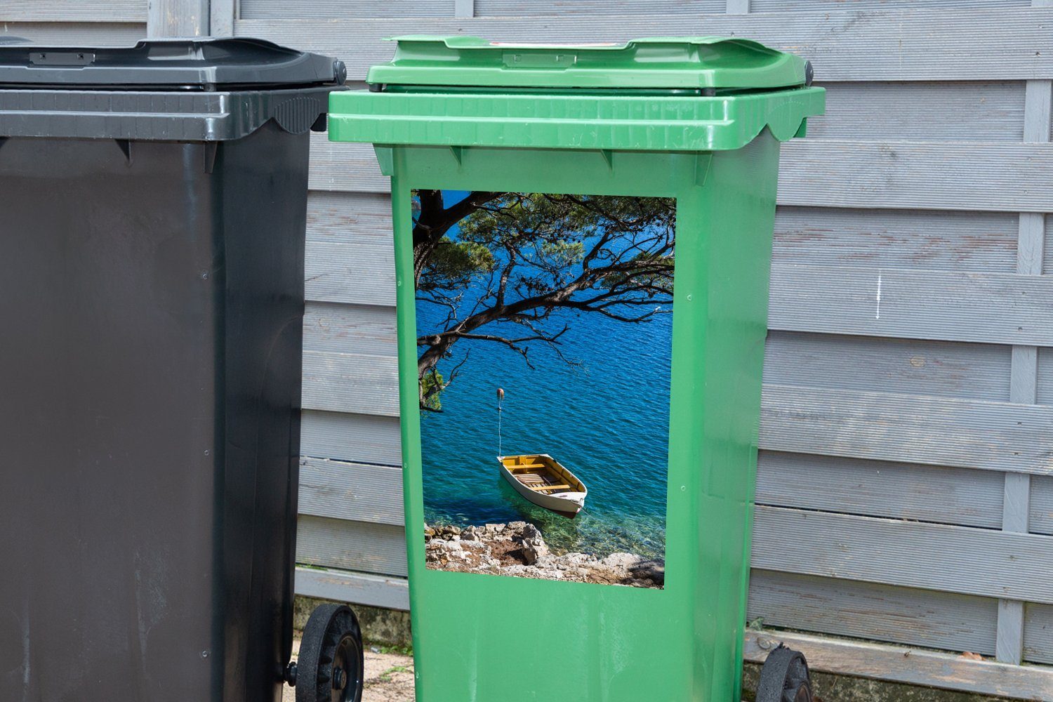 MuchoWow Wandsticker Boot auf St), Container, Mülltonne, (1 Mülleimer-aufkleber, Sticker, Mljet im dem Adriatischen Nationalpark Meer Abfalbehälter