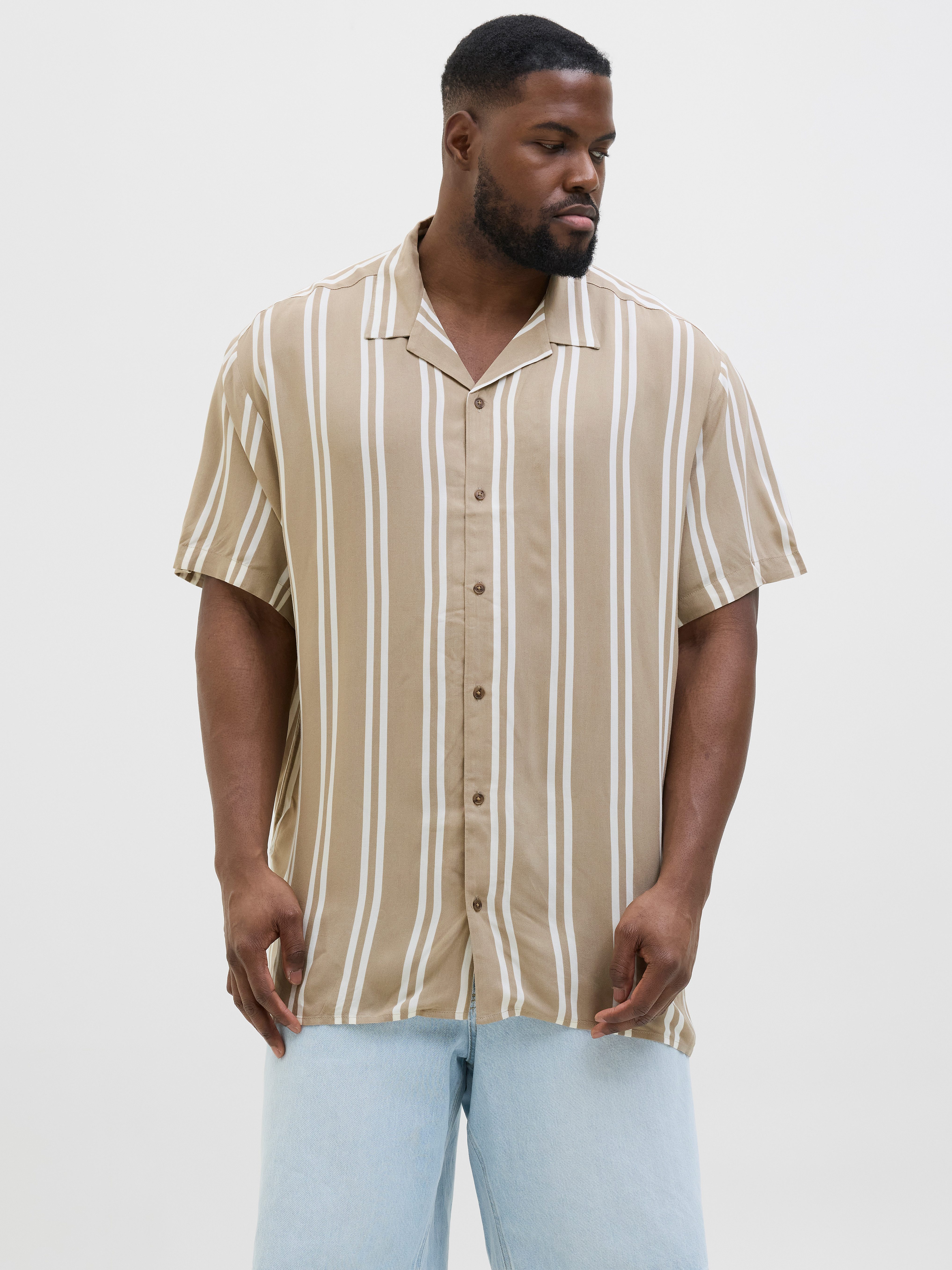 Kurzarmhemd JJEJEFF STRIPE RESORT SHIRT SS SN PLS