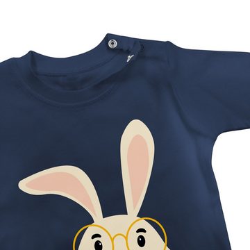 Shirtracer T-Shirt Süßer Hase mit Brille und Fliege Tiermotiv Animal Print Baby