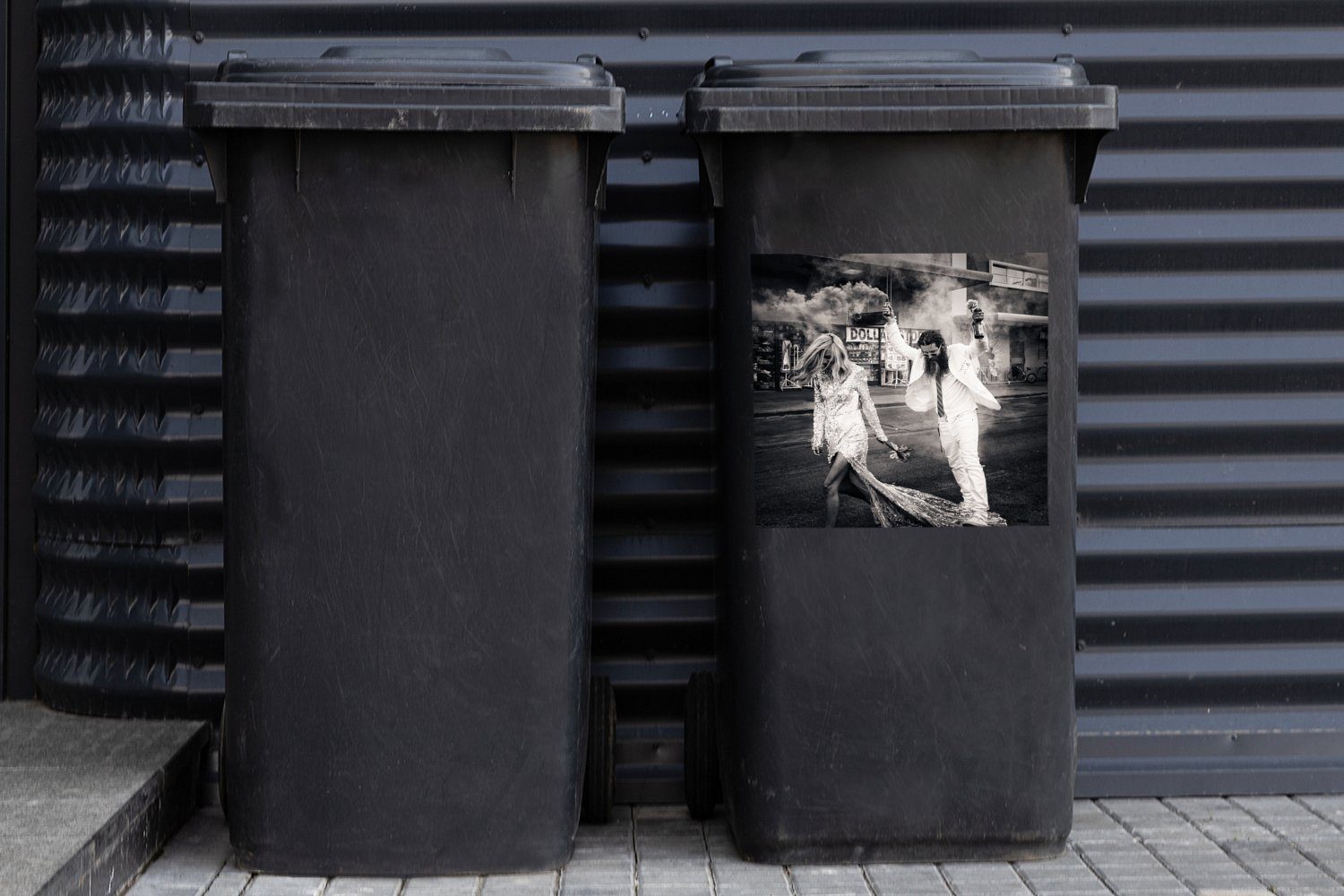 MuchoWow Wandsticker Mülltonne, - und Ehepaar (1 Container, Vegas Party Schwarz weiß Sticker, St), Las - - Abfalbehälter Mülleimer-aufkleber
