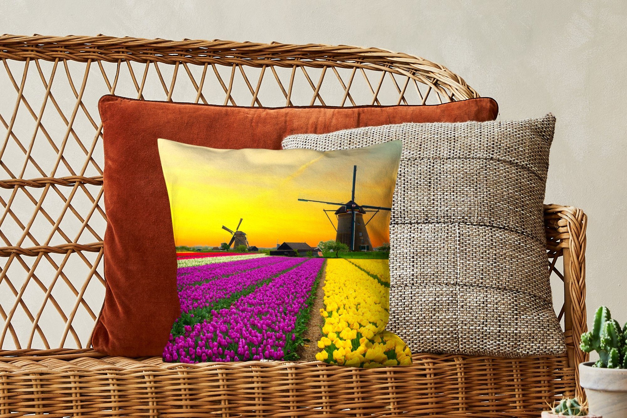 Tulpen Schlafzimmer, MuchoWow Wohzimmer, Sofakissen Frühling, für Zierkissen mit - - Dekokissen Deko, - Blumen Windmühle Füllung