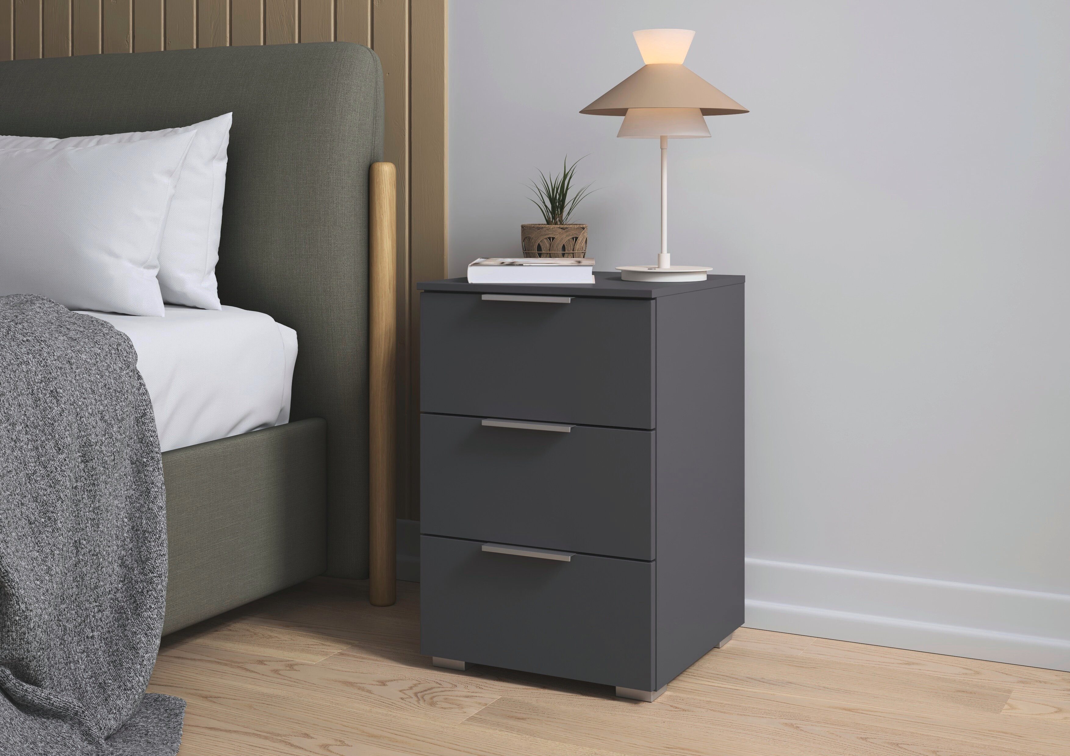 rauch Nachtkommode Nachttisch Nachtkonsole Nachtschrank ASTANA (Breite 40 cm / Höhe 61 cm), mit 3 geräumigen Schubladen, Kantengriff in Alufarben MADE IN GERMANY