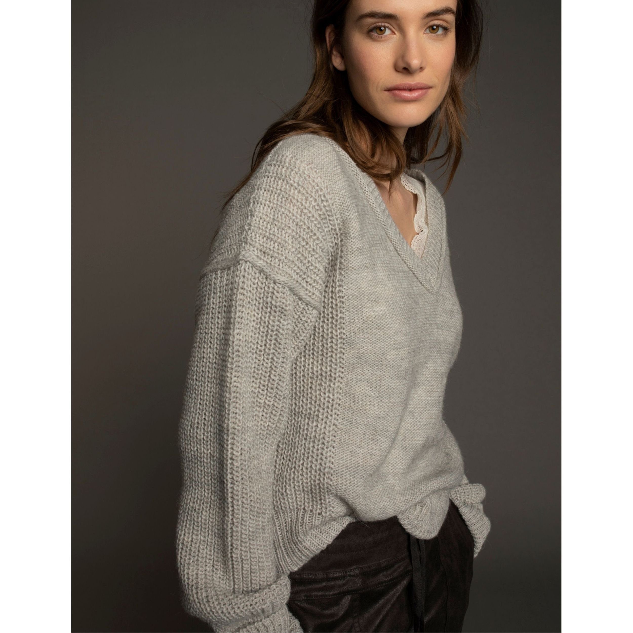 Moscow Design V-Ausschnitt-Pullover Diana Pullover mit V-Ausschnitt in Grau (1-tlg)