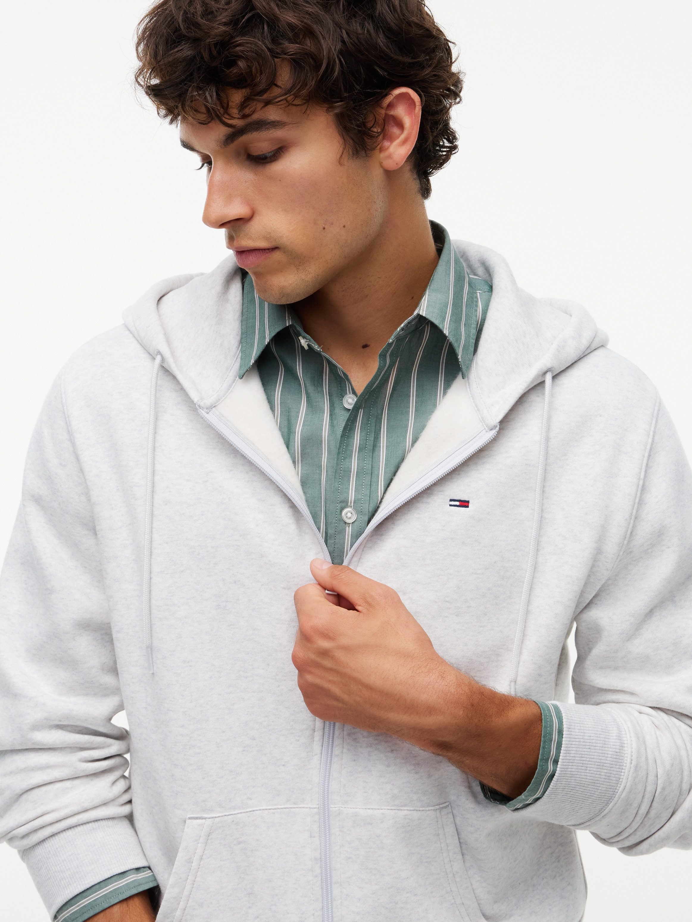 Tommy Jeans Kapuzensweatjacke TJM REGULAR S FLAG ZIP FLEECE THRU mit bestickten Markenlogo auf Brusthöhe
