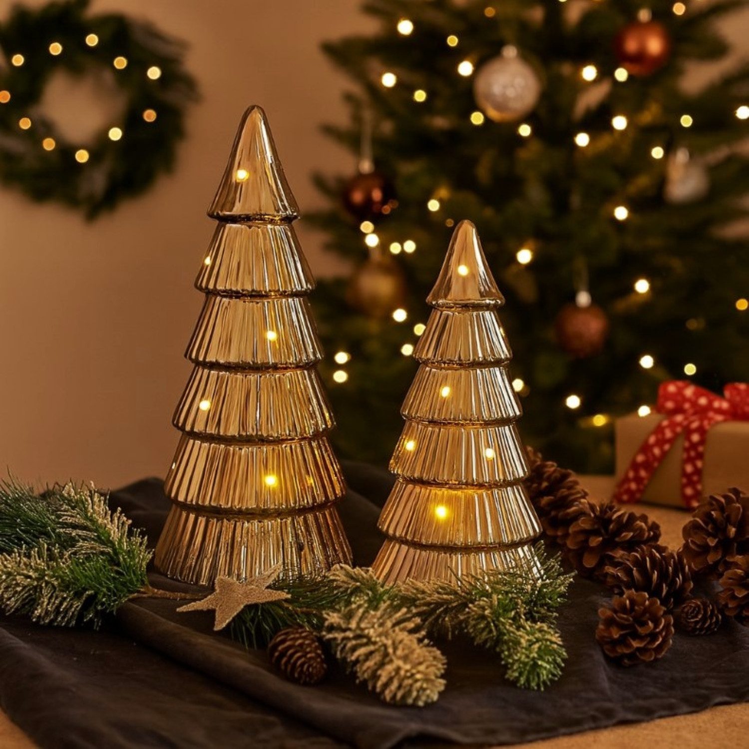 Online-Fuchs LED-Dekofigur - 2 goldene Tannenbäume mit LED-Beleuchtung & Ti günstig online kaufen