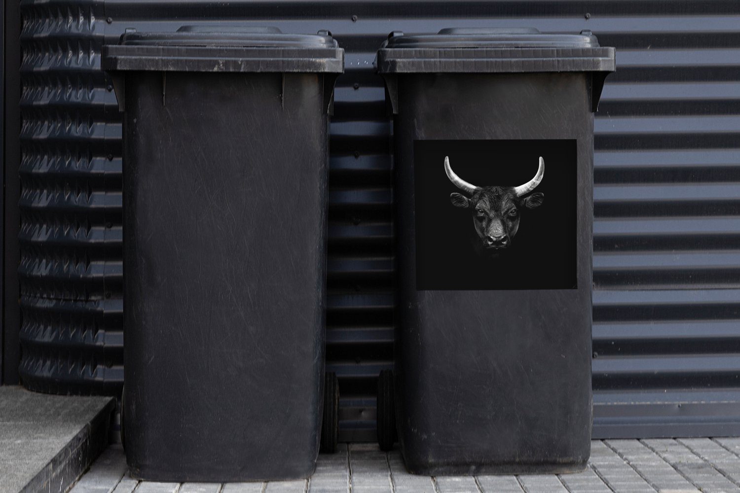 Mülltonne, Sticker, Mülleimer-aufkleber, - St), Container, (1 Wandsticker Abfalbehälter - Porträt Weiß Stier Tiere - Schwarz - MuchoWow