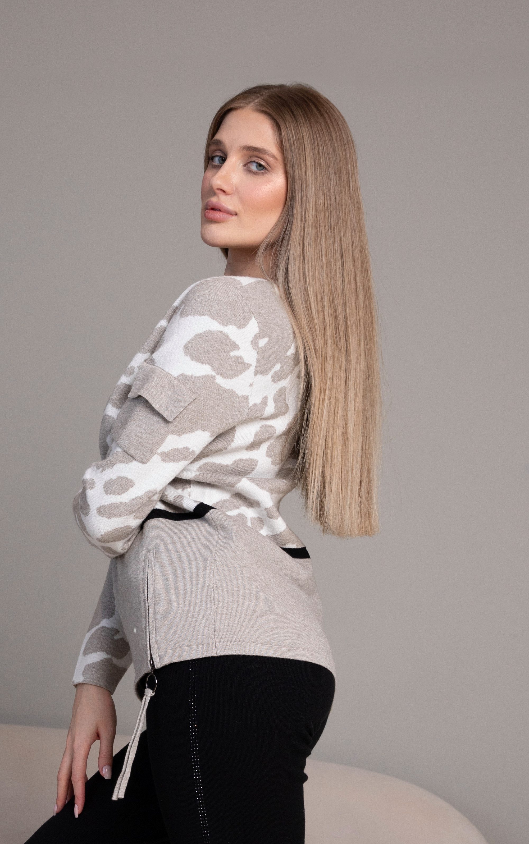 Passioni Strickpullover in Hellgrau mit abstraktem, tonalem Tiermuster und günstig online kaufen